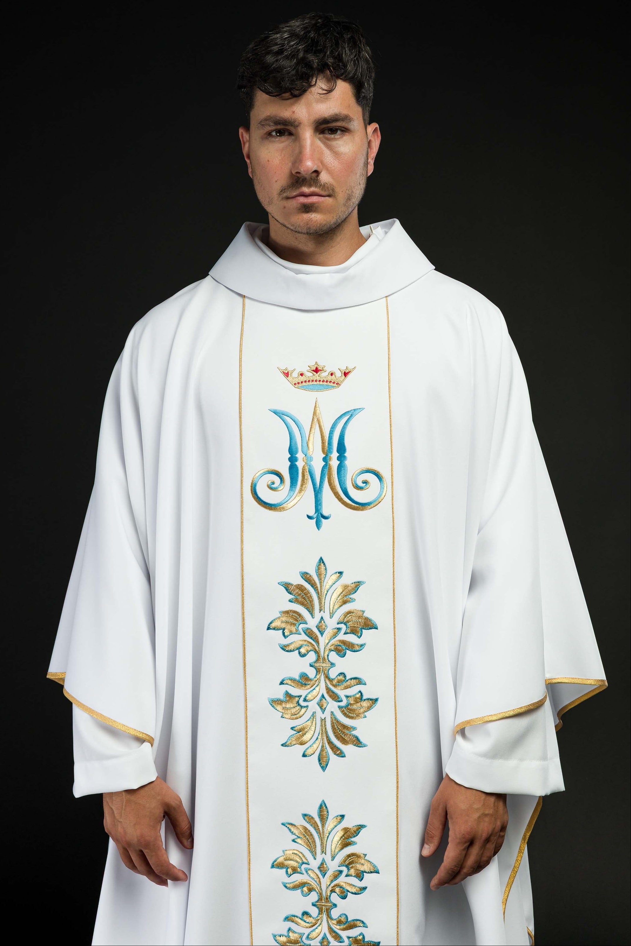 Casula branca bordada com motivo mariano