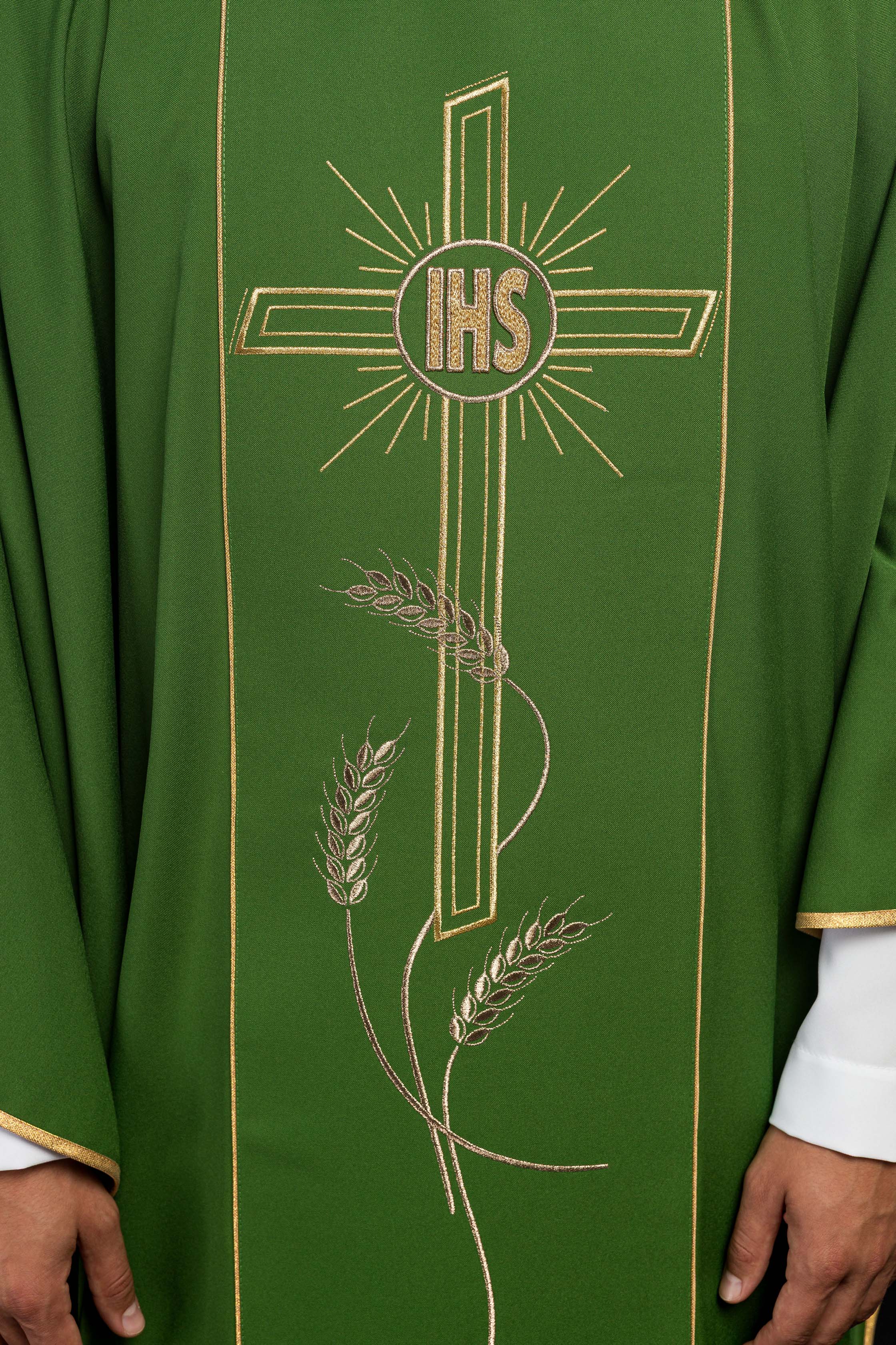 Casula verde com faixa larga bordada em dourado e Cruz IHS - chasubles.com.br