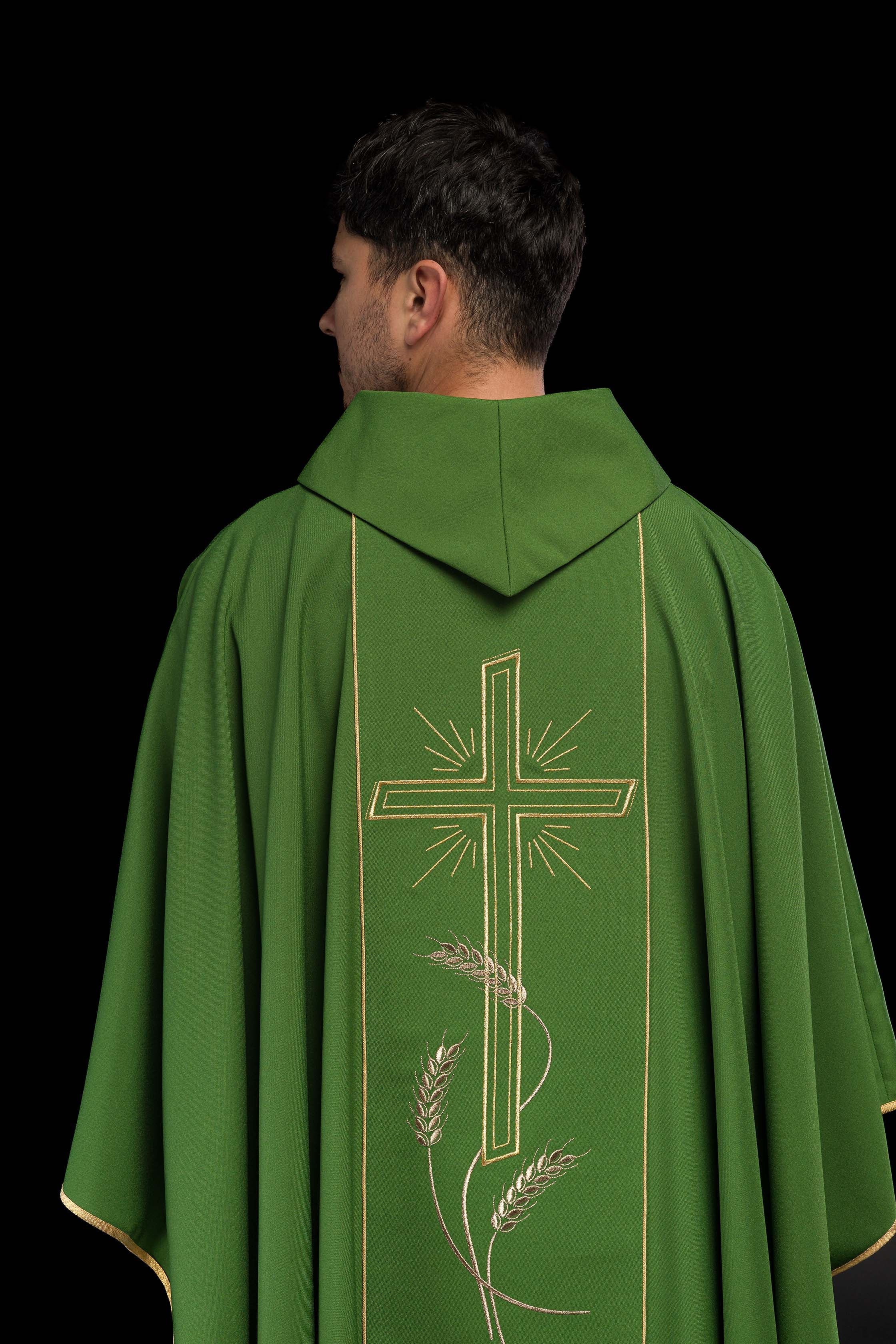 Casula verde com faixa larga bordada em dourado e Cruz IHS - chasubles.com.br
