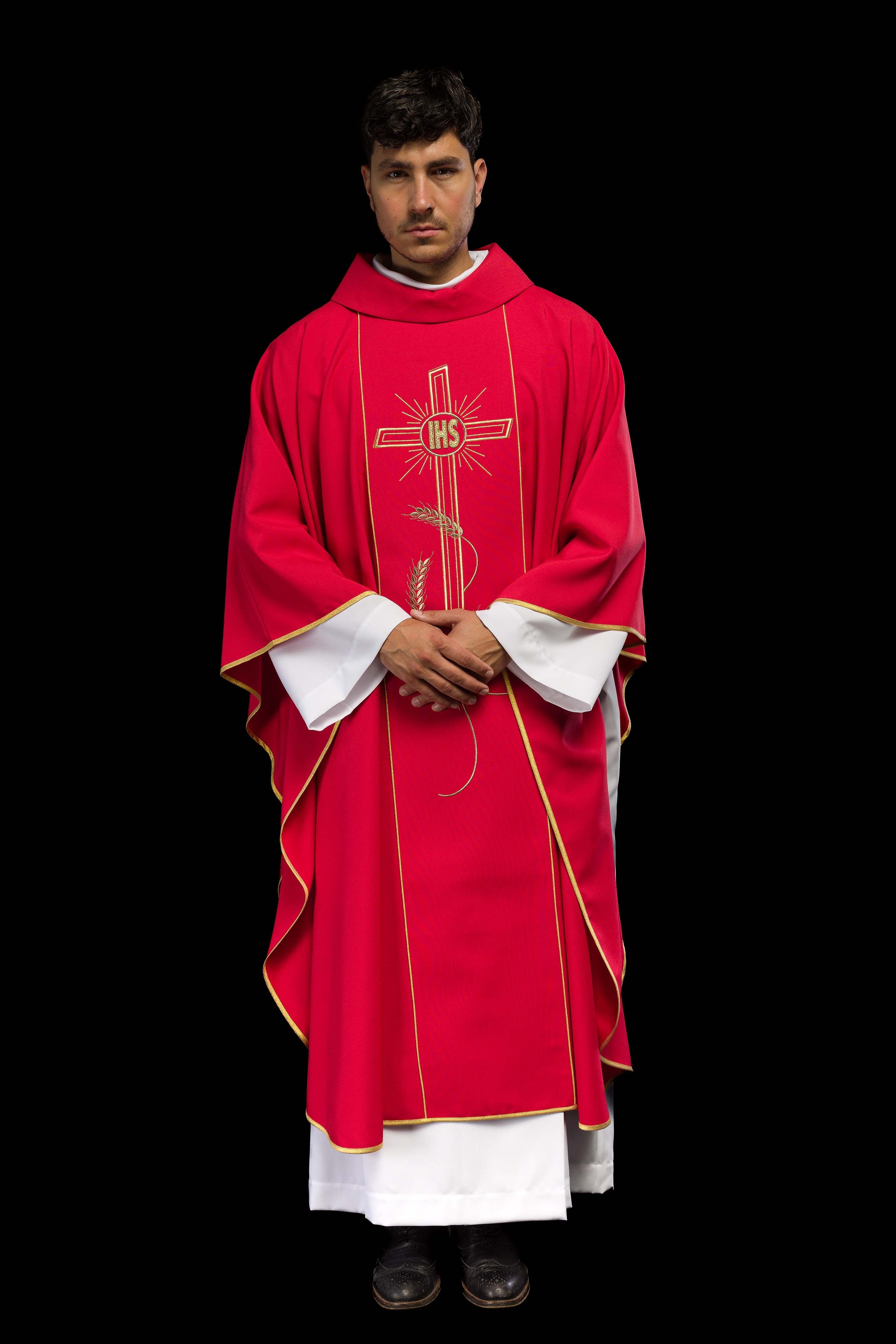 Casula vermelha com faixa larga bordada dourada Cruz IHS - chasubles.com.br