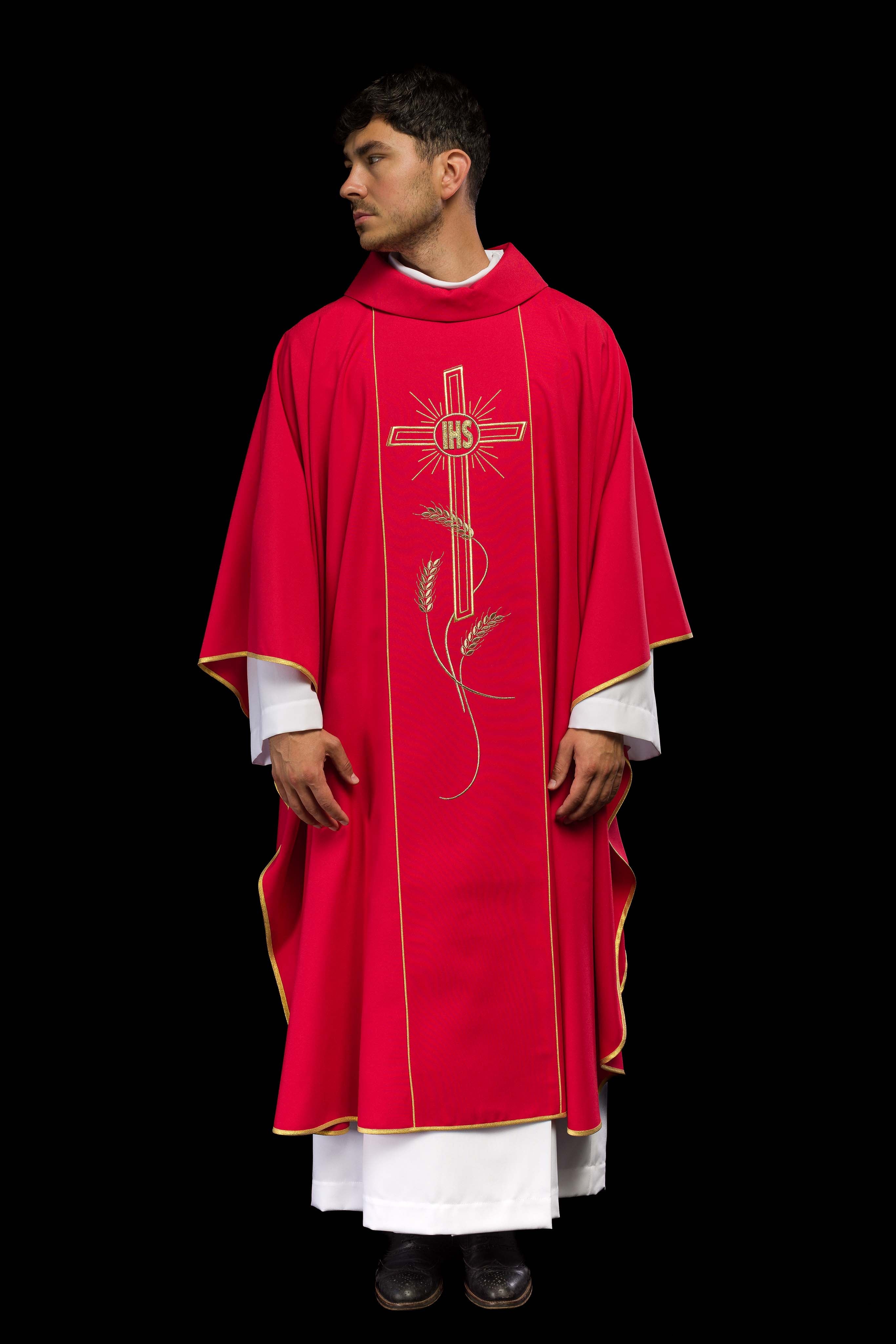 Casula vermelha com faixa larga bordada dourada Cruz IHS - chasubles.com.br