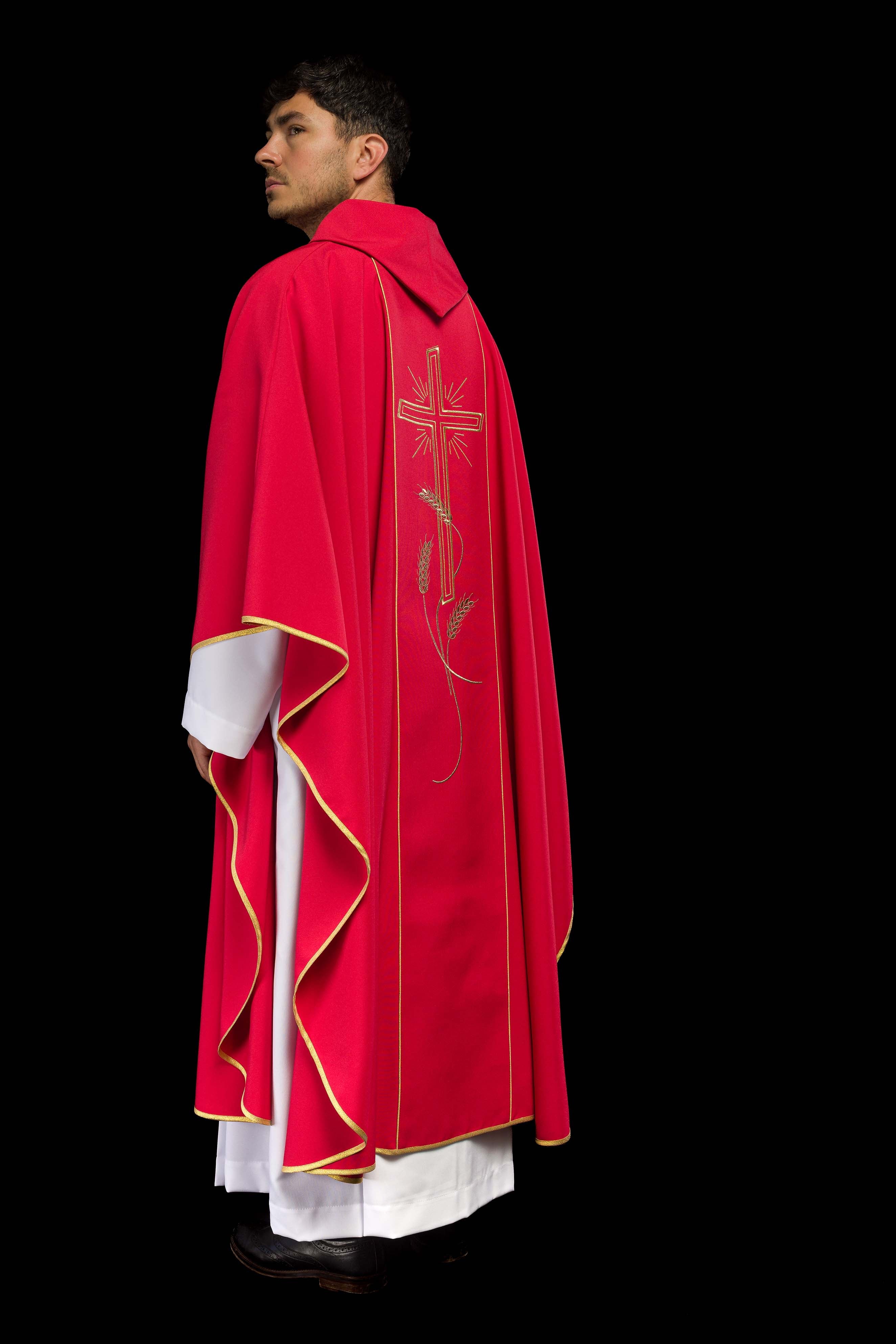 Casula vermelha com faixa larga bordada dourada Cruz IHS - chasubles.com.br