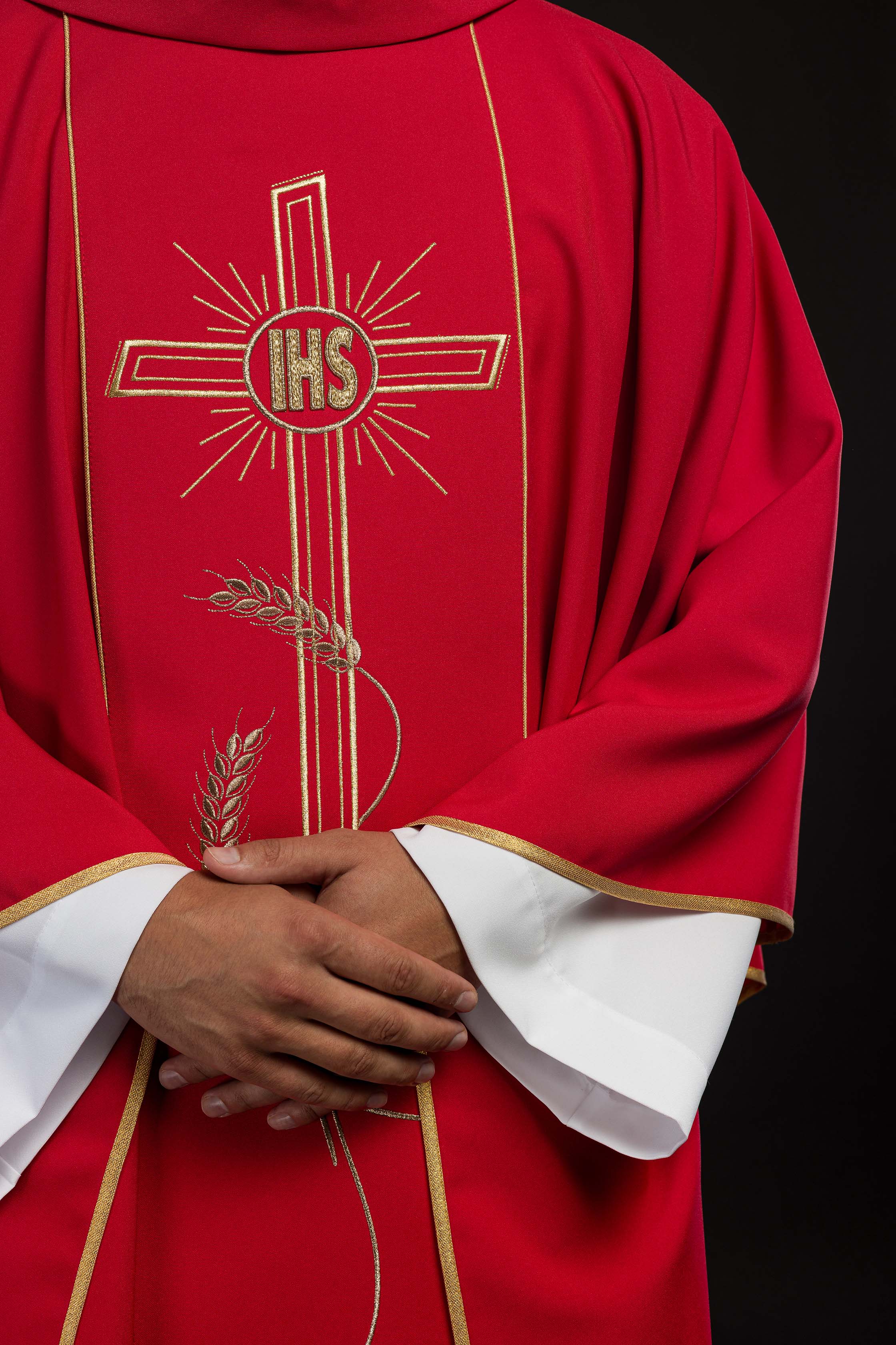 Casula vermelha com faixa larga bordada dourada Cruz IHS - chasubles.com.br