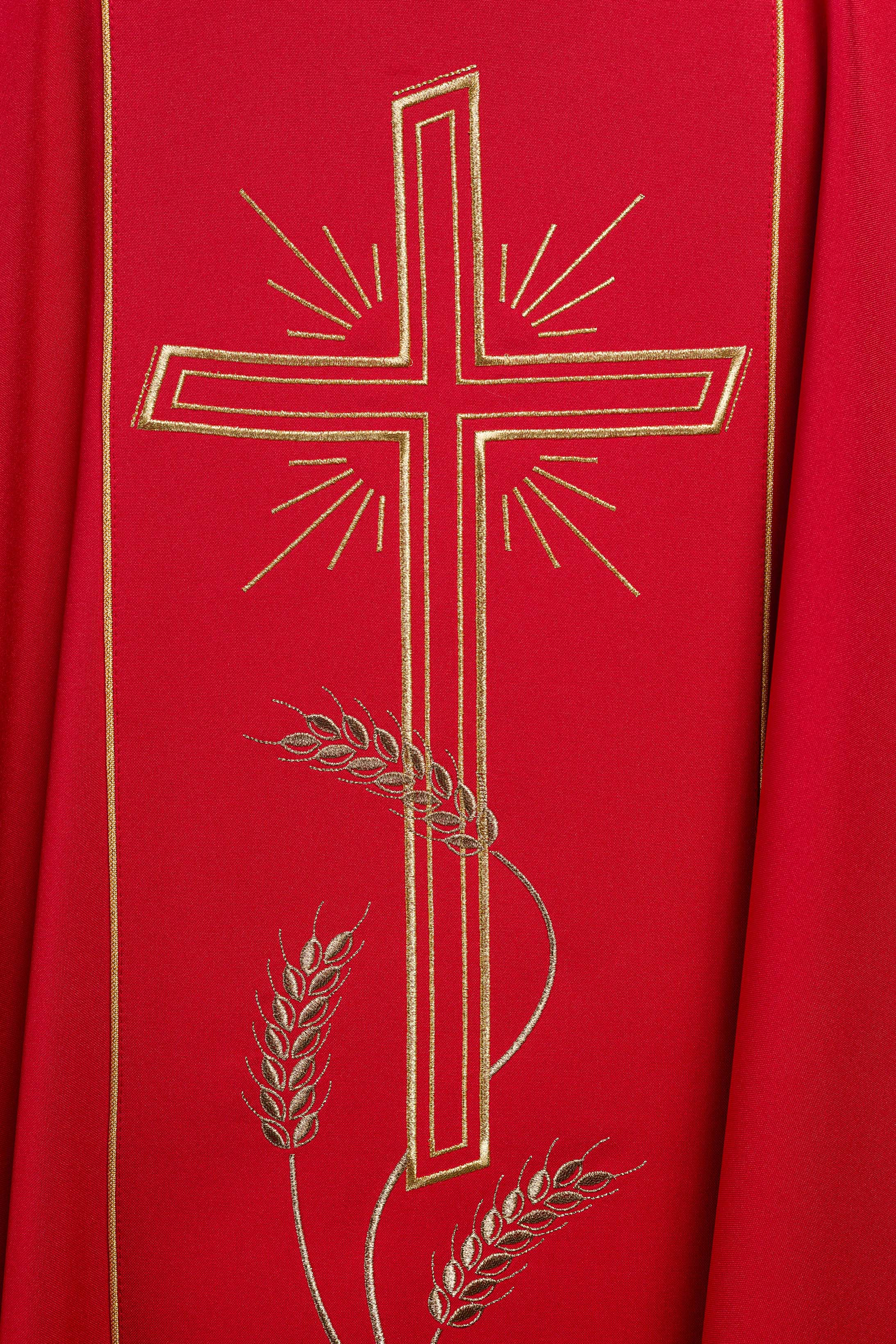 Casula vermelha com faixa larga bordada dourada Cruz IHS - chasubles.com.br