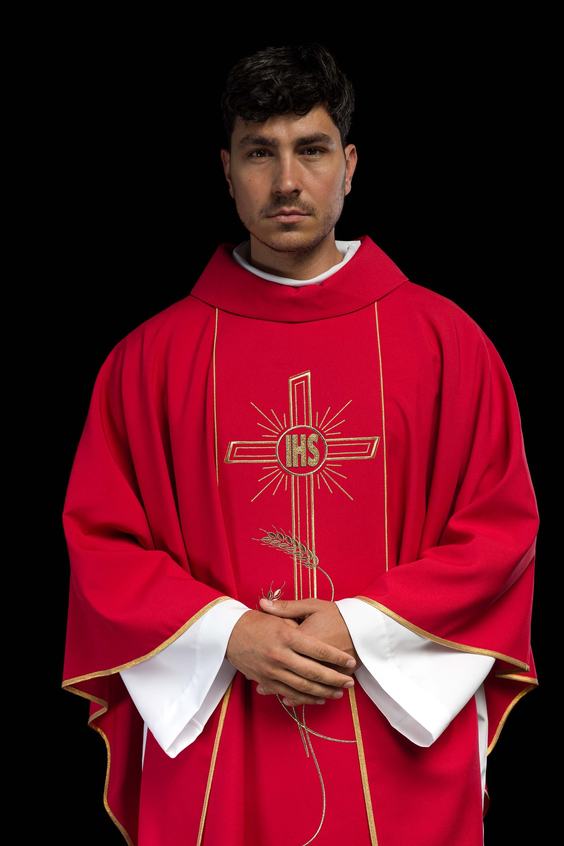 Casula vermelha com faixa larga bordada dourada Cruz IHS - chasubles.com.br