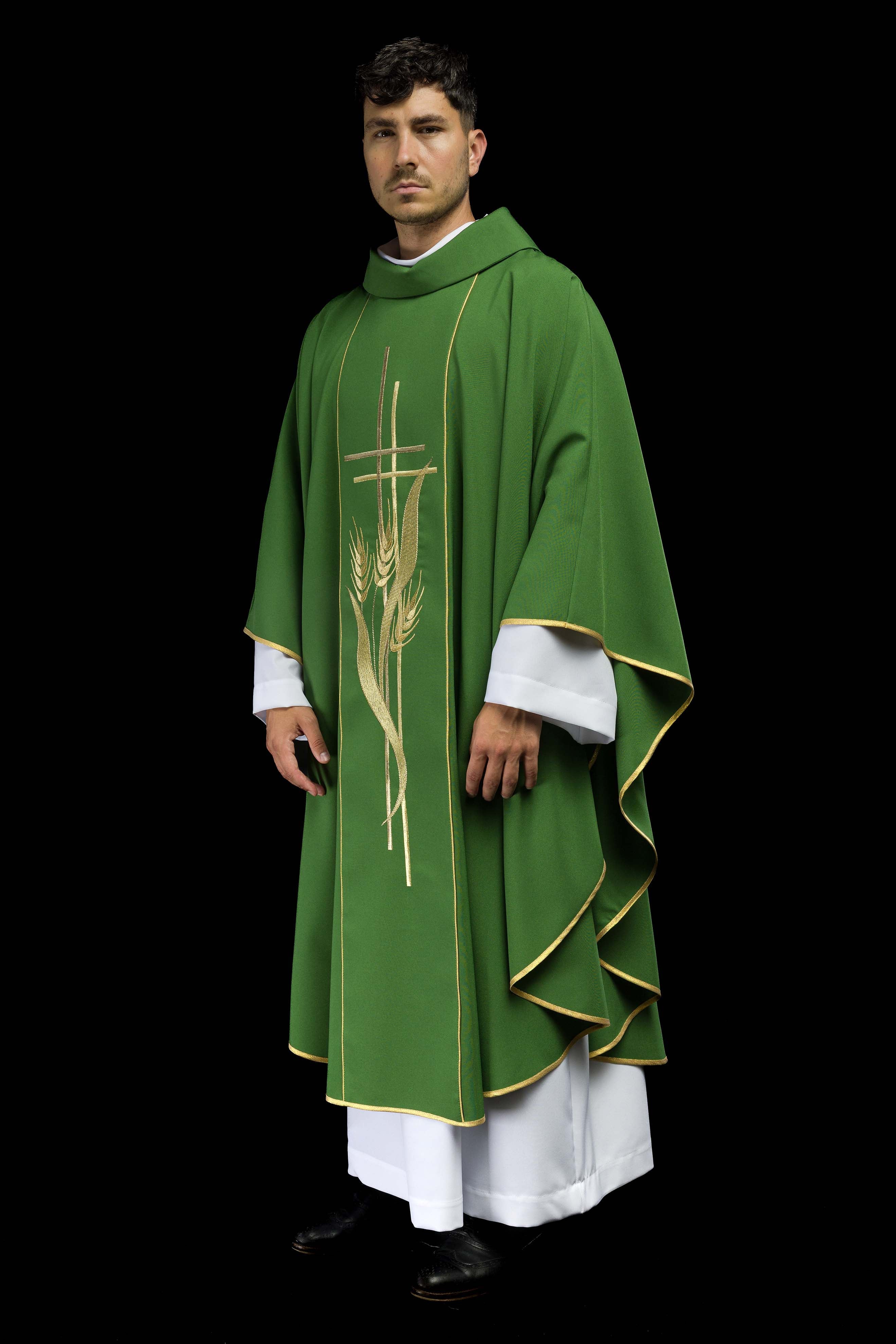 Casula verde bordada com motivos de cruz e espigas - chasubles.com.br