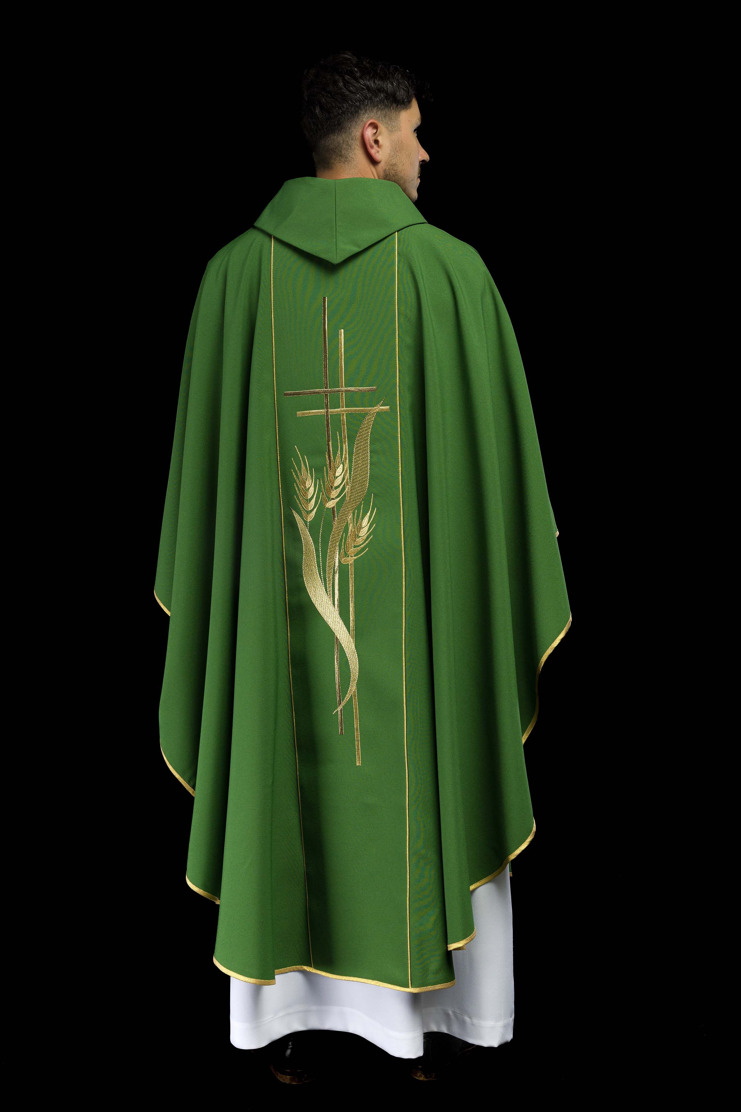 Casula verde bordada com motivos de cruz e espigas - chasubles.com.br