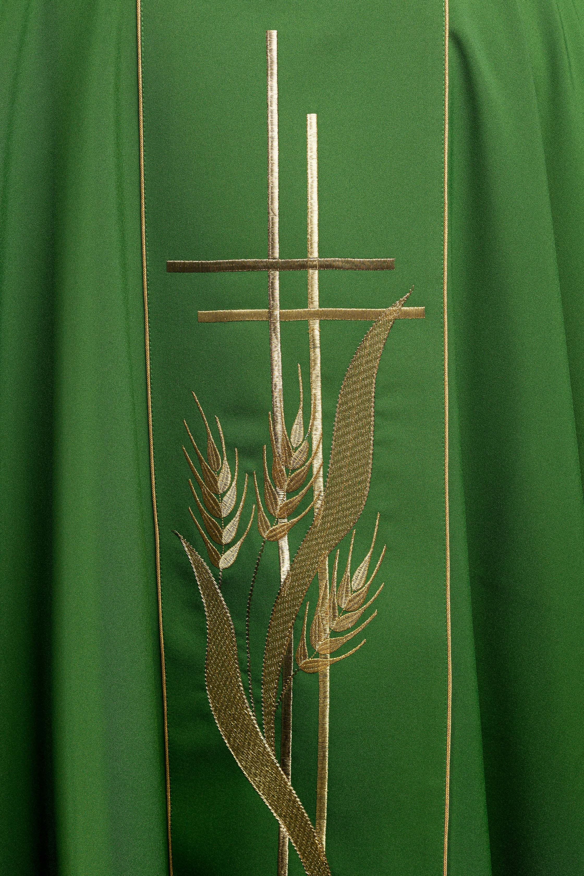 Casula verde bordada com motivos de cruz e espigas - chasubles.com.br