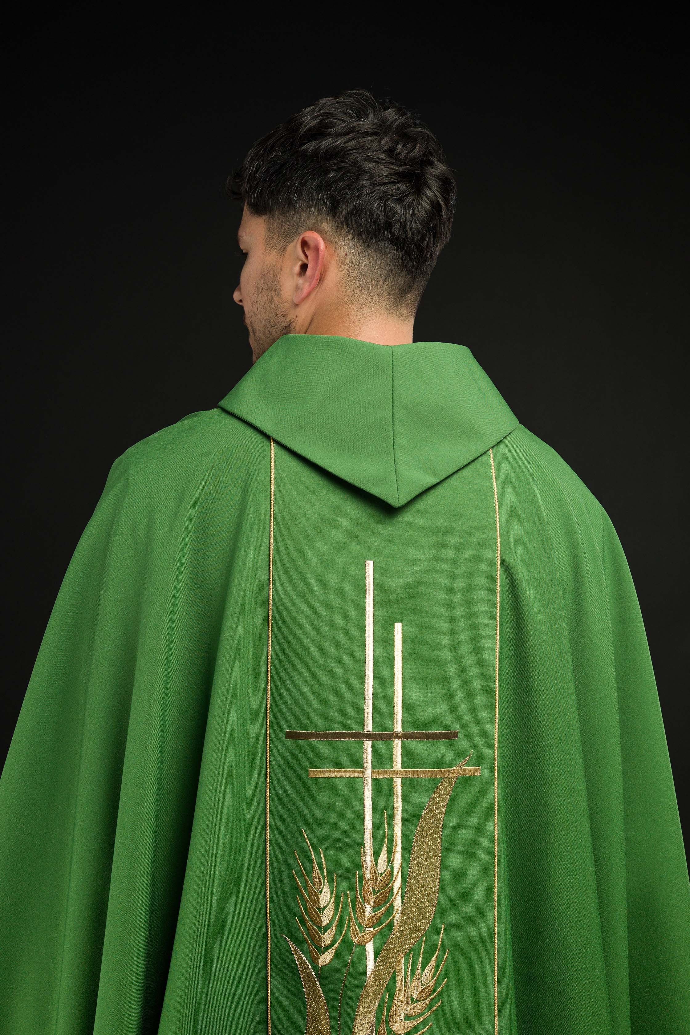 Casula verde bordada com motivos de cruz e espigas - chasubles.com.br