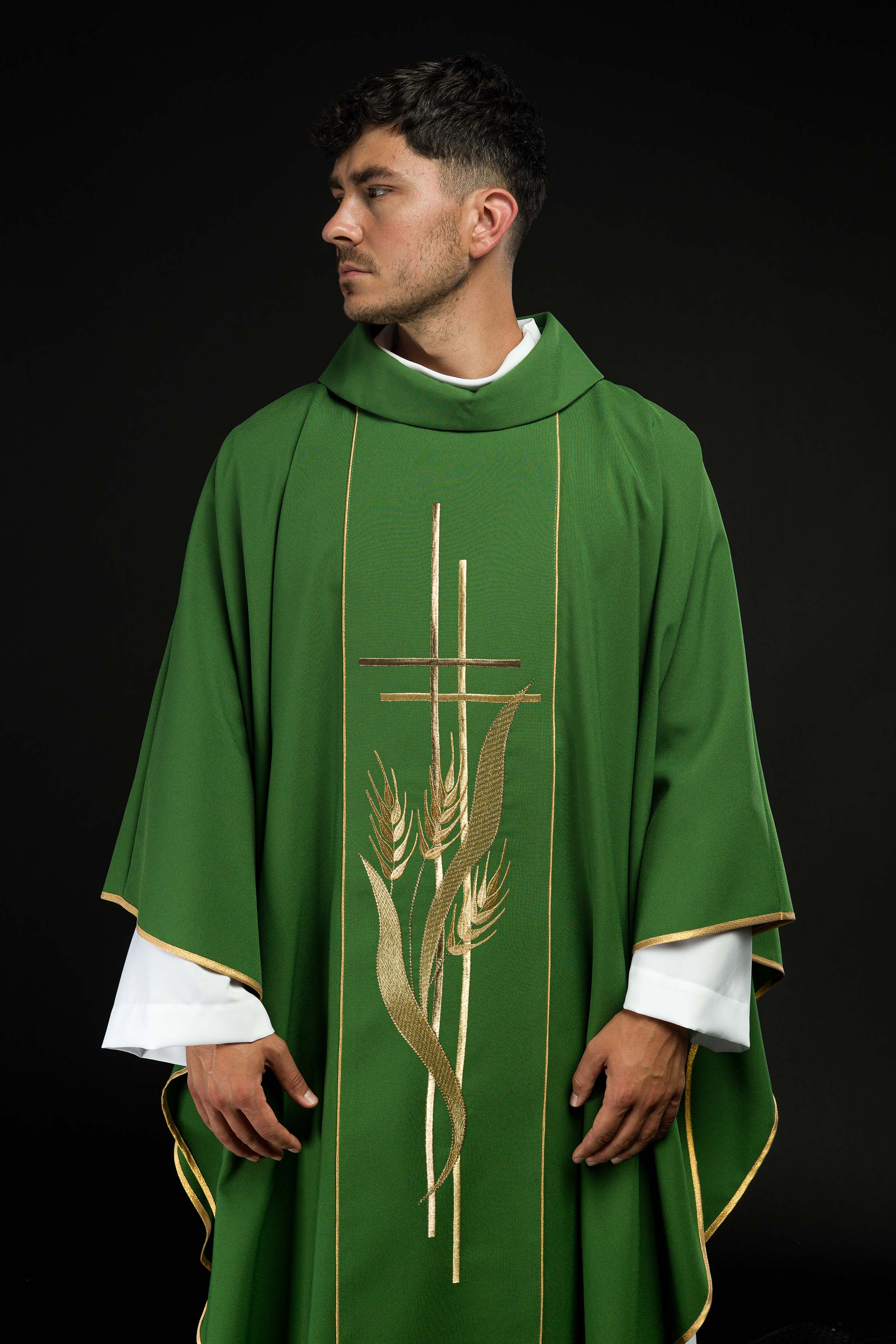 Casula verde bordada com motivos de cruz e espigas - chasubles.com.br