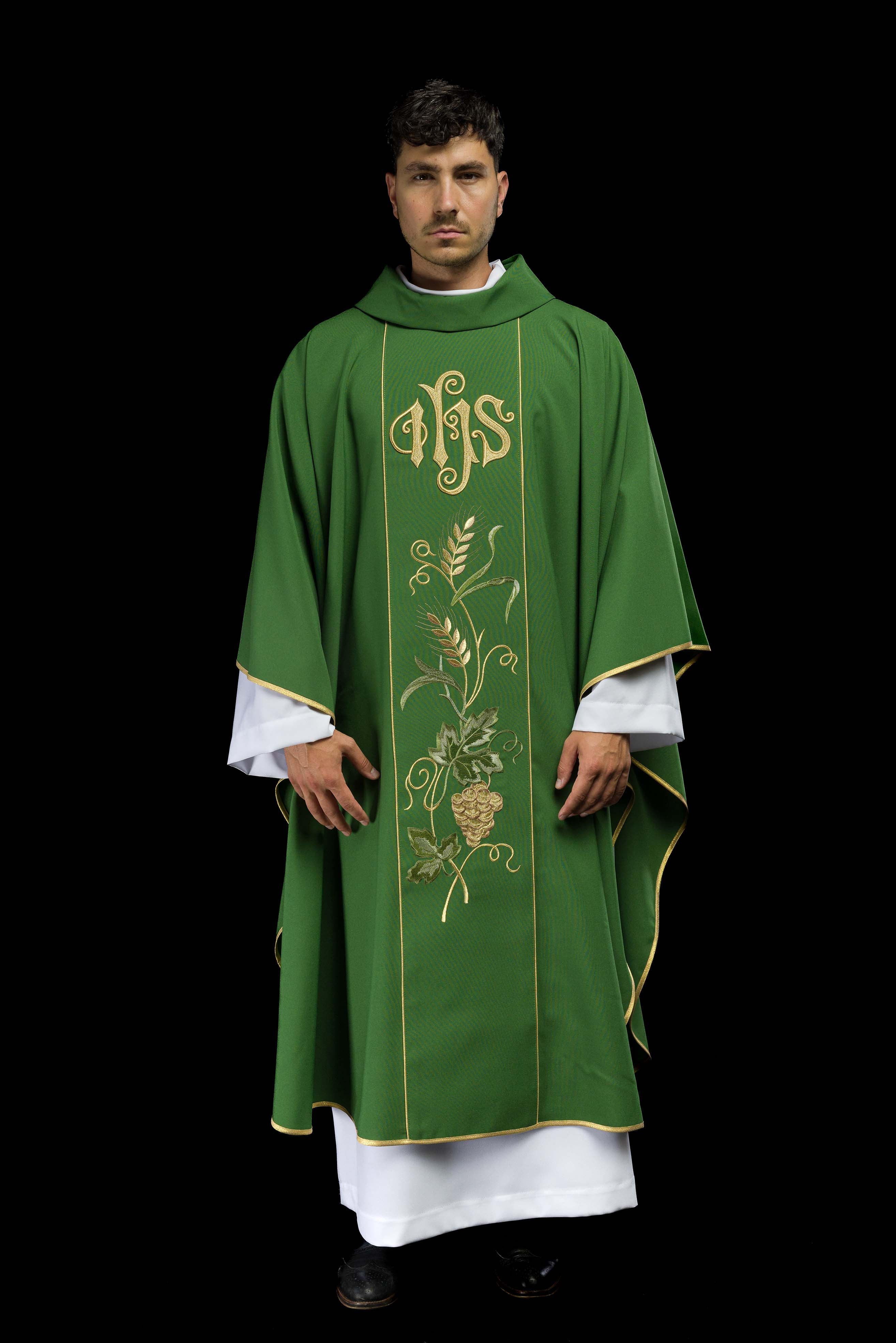 Casula verde com faixa bordada IHS, espigas e uvas - chasubles.com.br