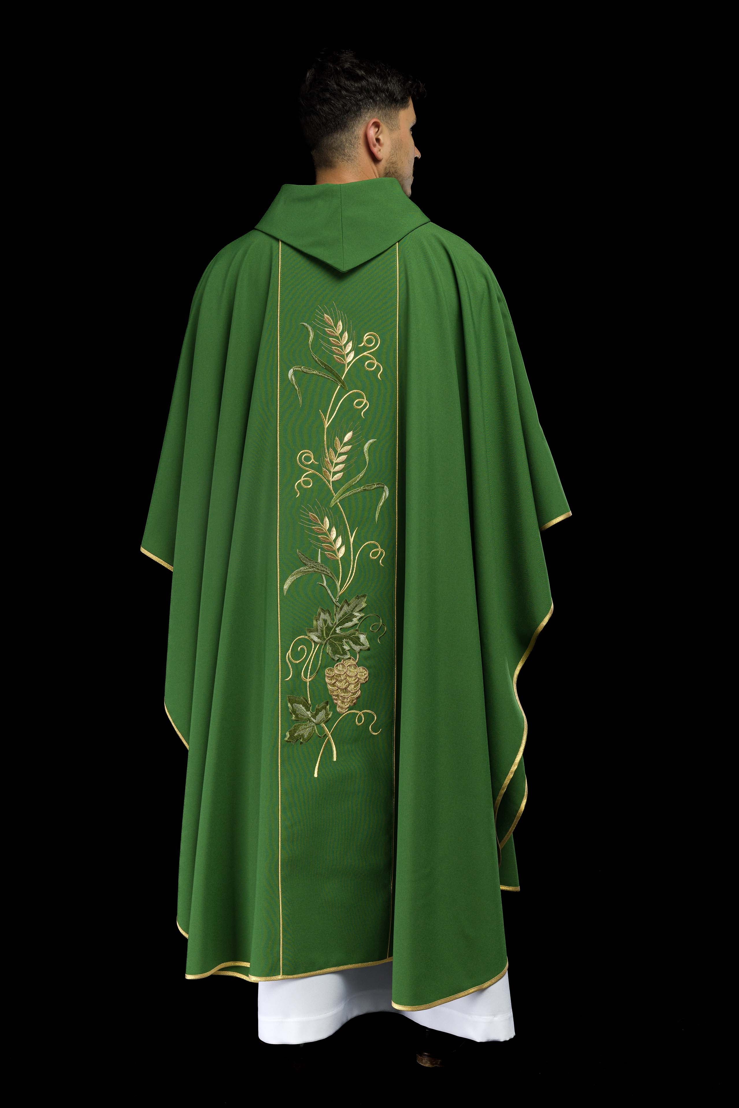 Casula verde com faixa bordada IHS, espigas e uvas - chasubles.com.br