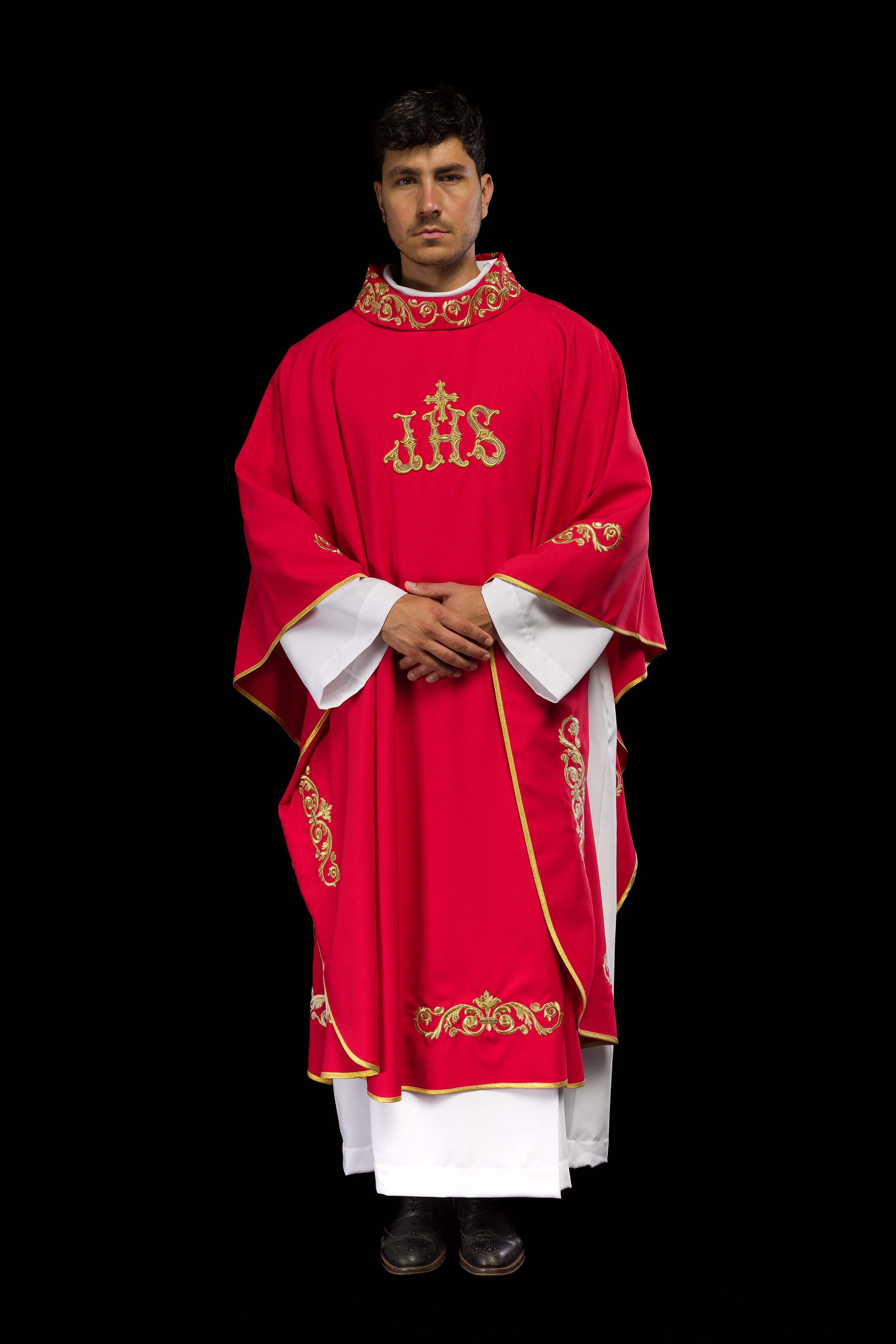 Casula vermelha com bordado dourado IHS e acabamento decorativo - chasubles.com.br
