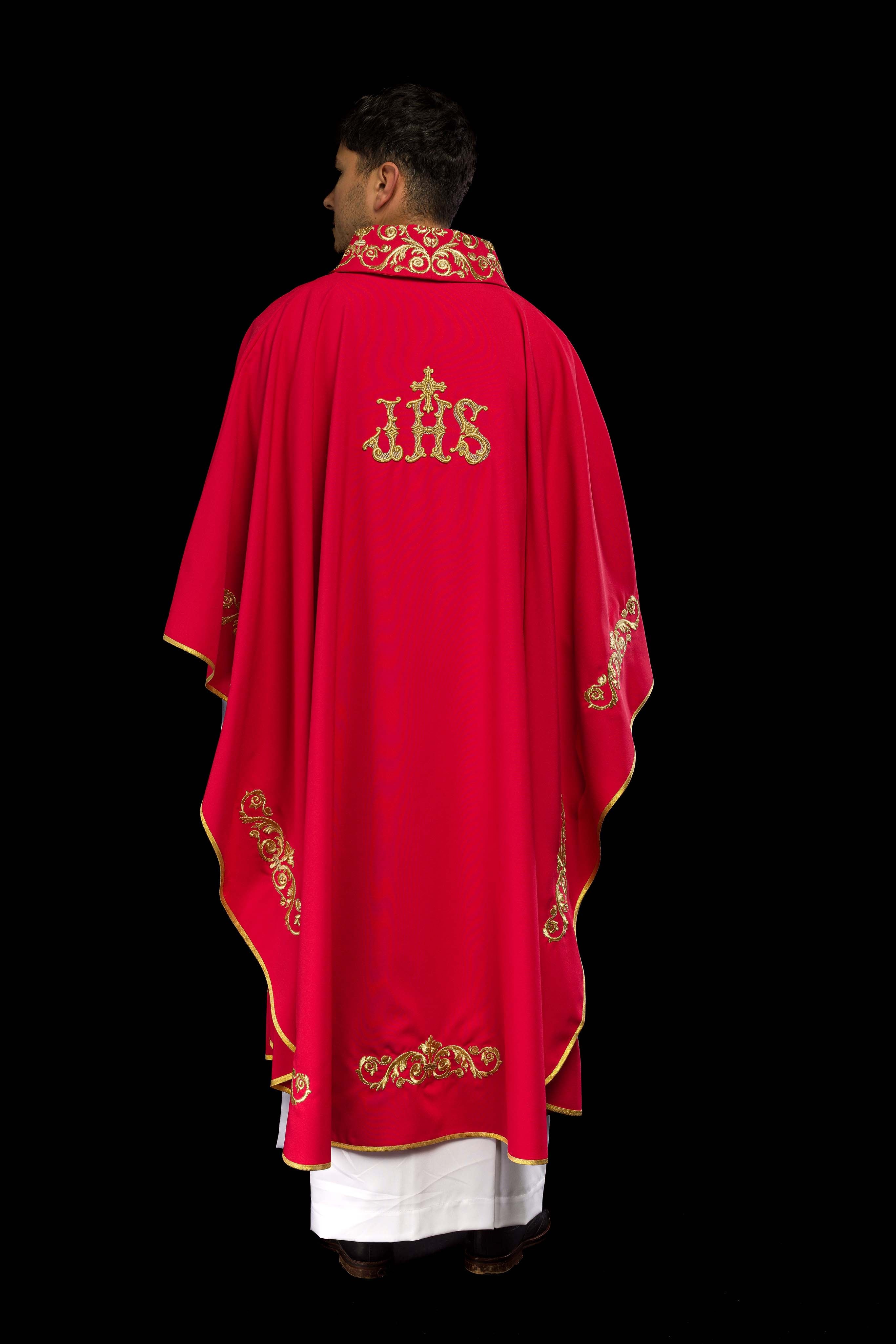 Casula vermelha com bordado dourado IHS e acabamento decorativo - chasubles.com.br