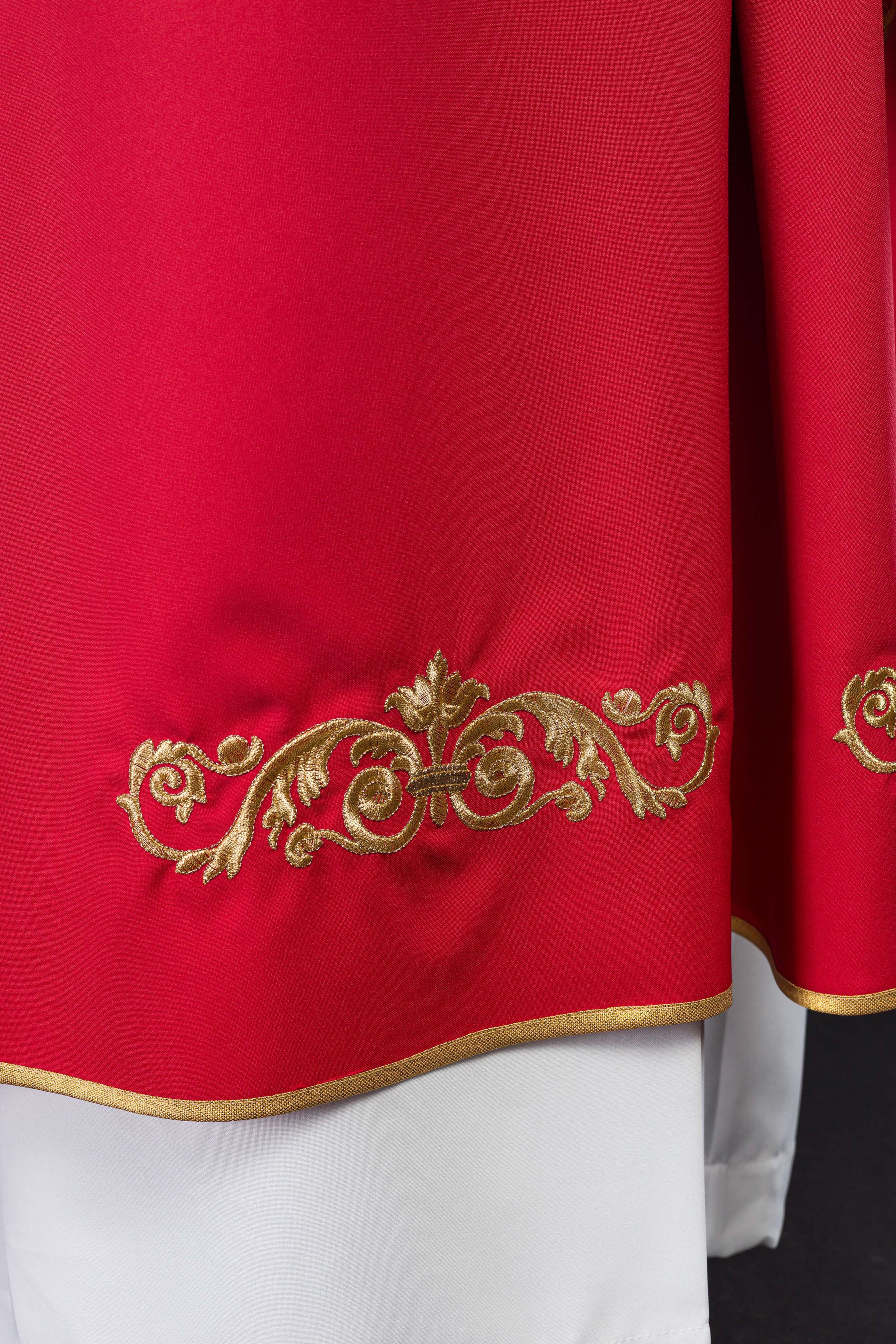 Casula vermelha com bordado dourado IHS e acabamento decorativo - chasubles.com.br