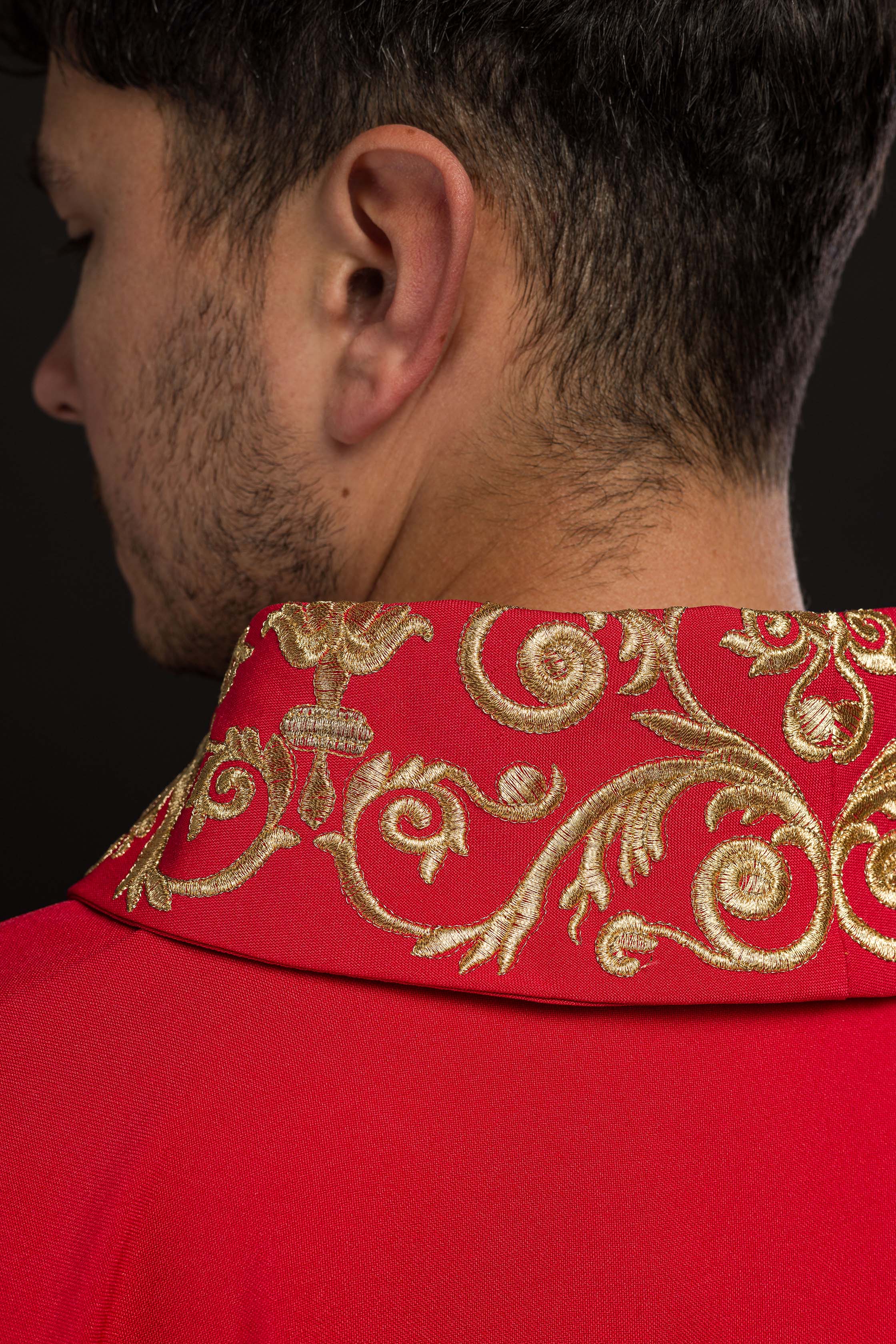 Casula vermelha com bordado dourado IHS e acabamento decorativo - chasubles.com.br