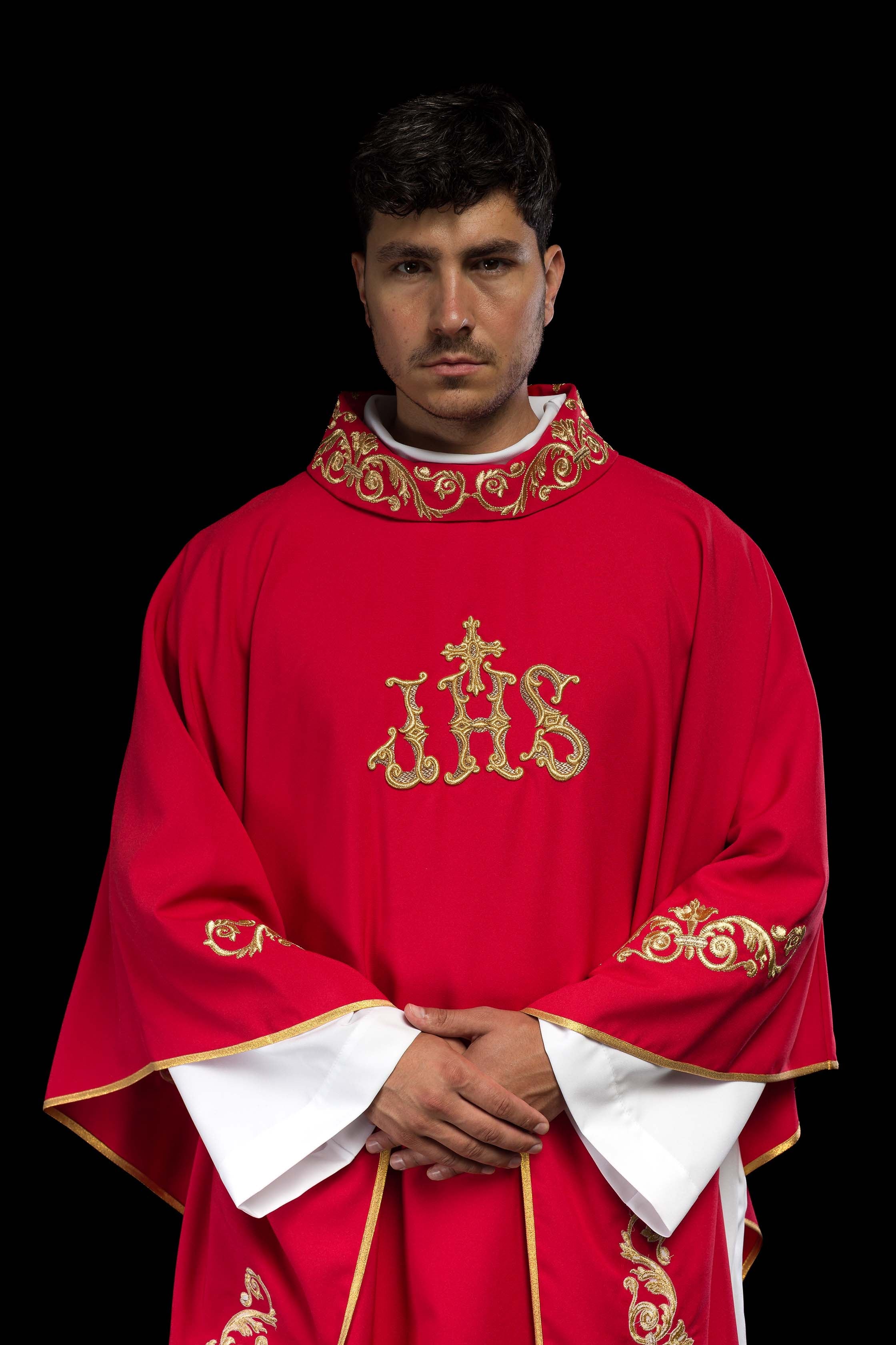 Casula vermelha com bordado dourado IHS e acabamento decorativo - chasubles.com.br
