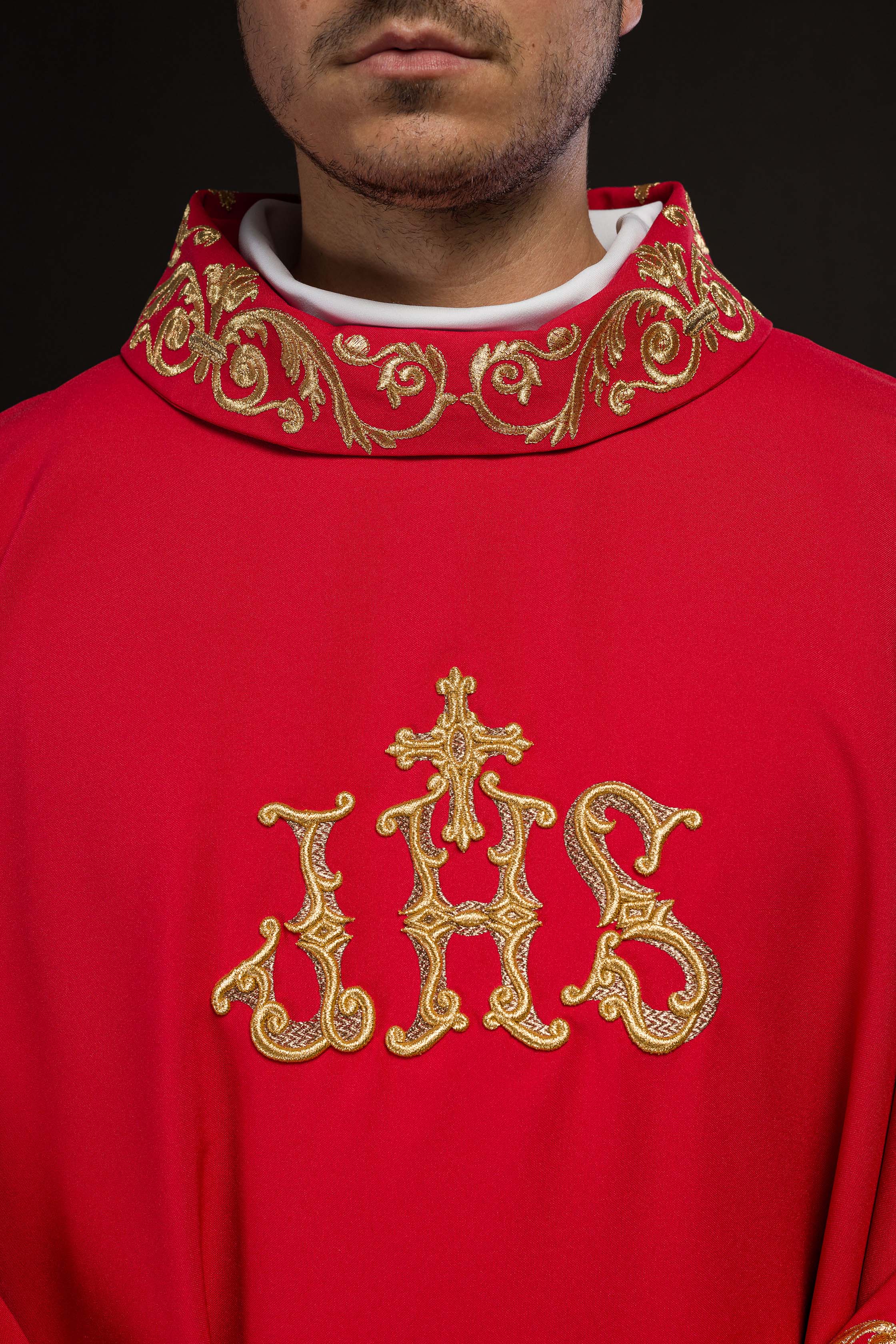 Casula vermelha com bordado dourado IHS e acabamento decorativo - chasubles.com.br