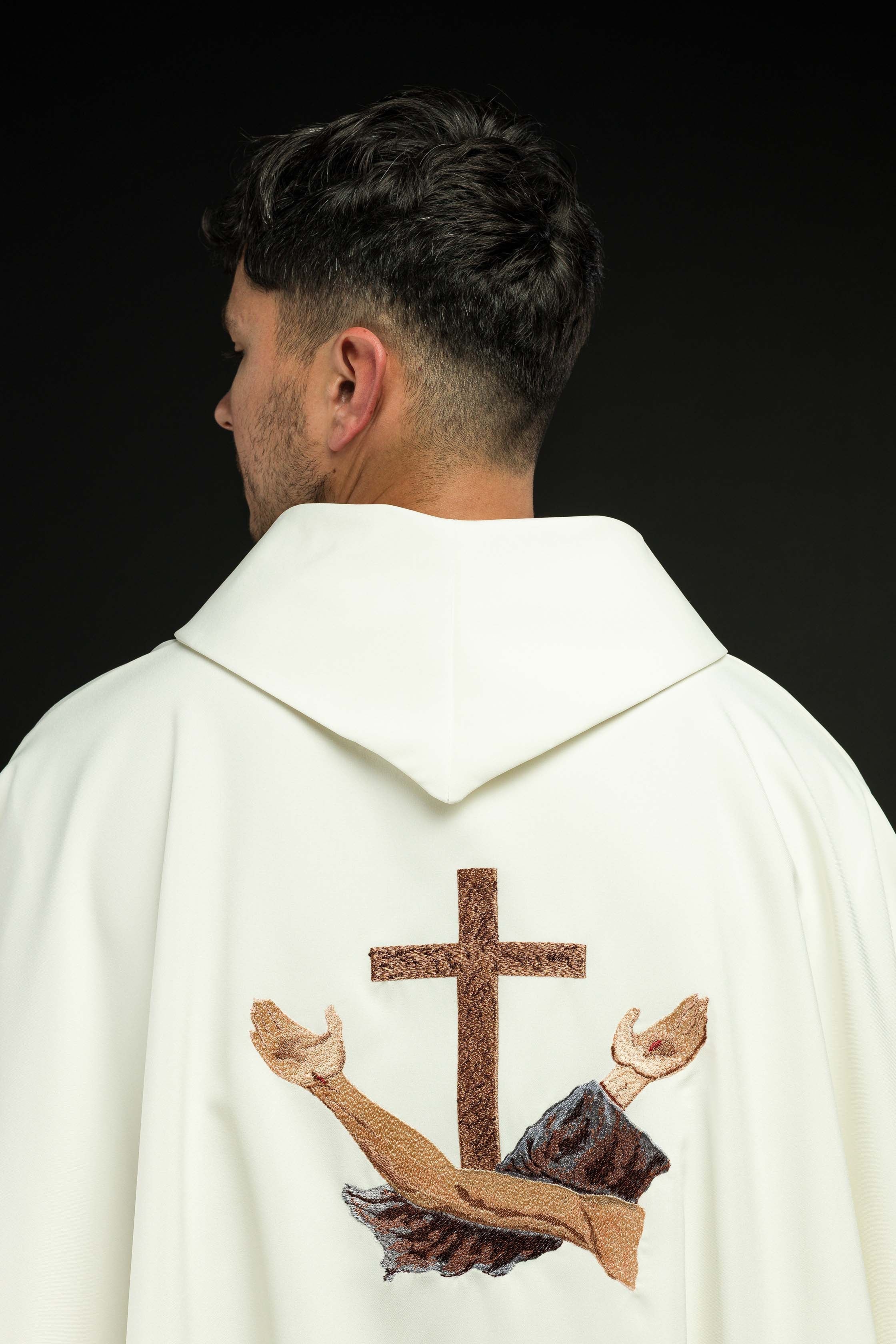 Casula litúrgica creme com cruz franciscana TAU