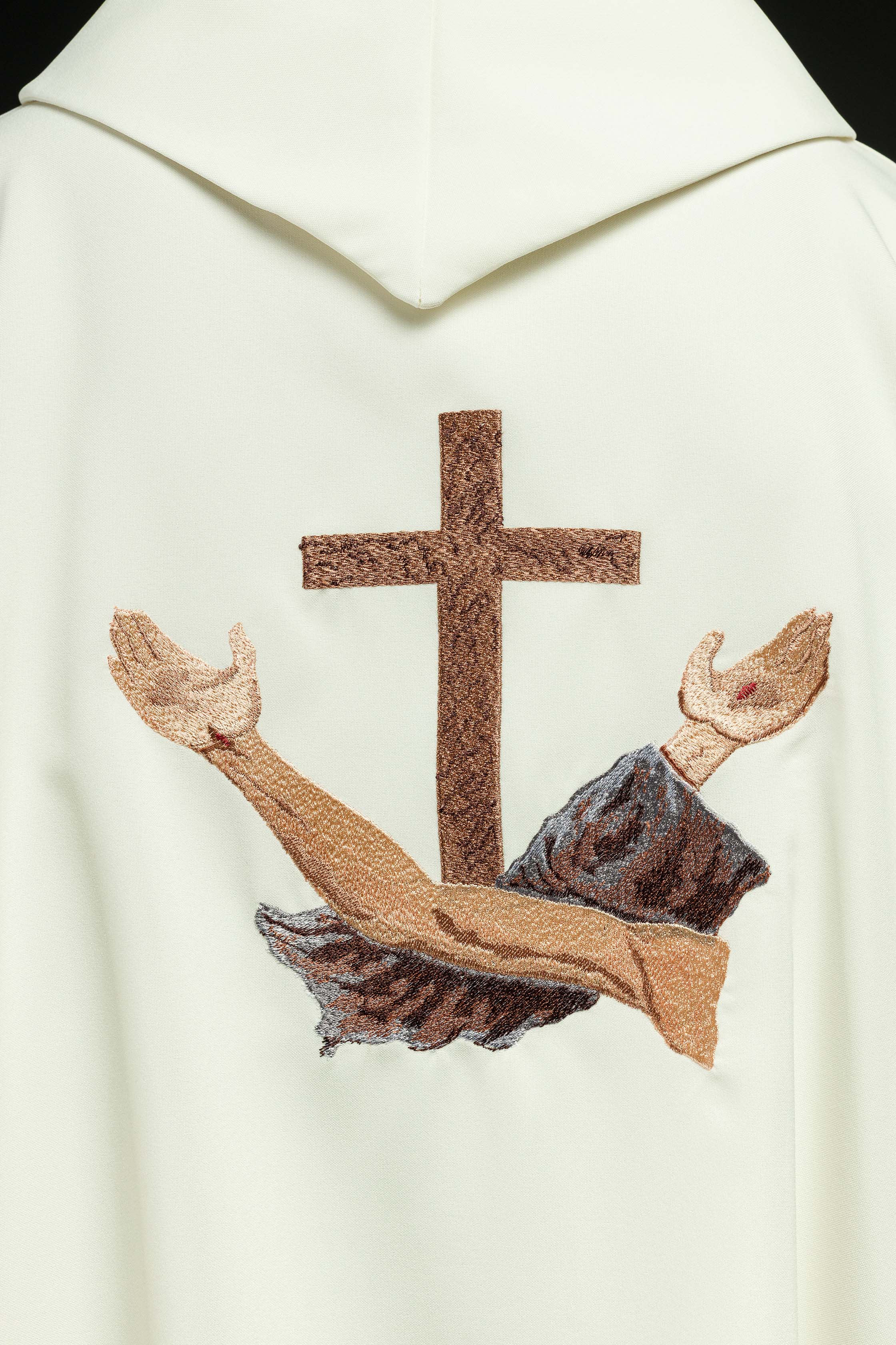 Casula litúrgica creme com cruz franciscana TAU