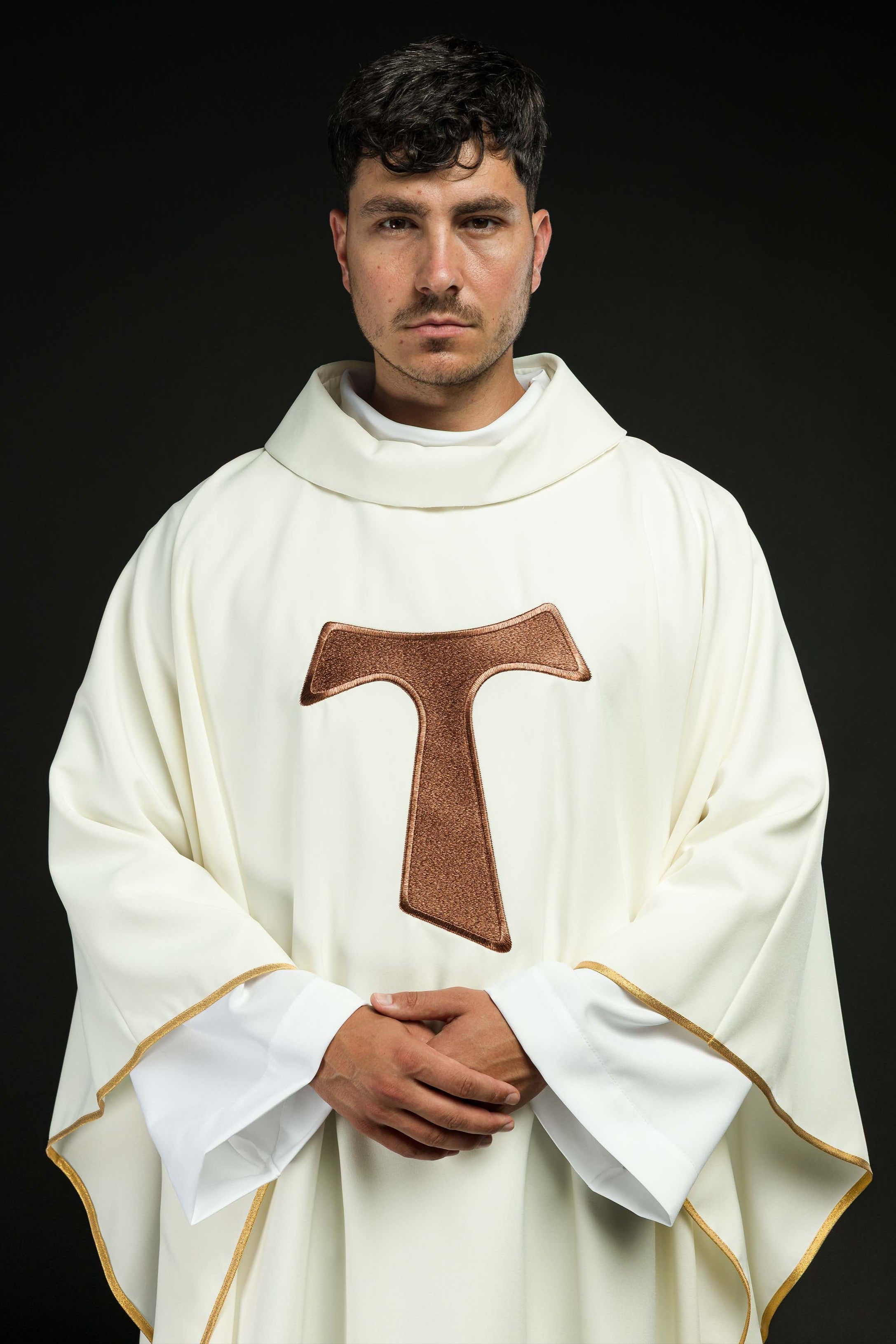 Casula litúrgica creme com cruz franciscana TAU
