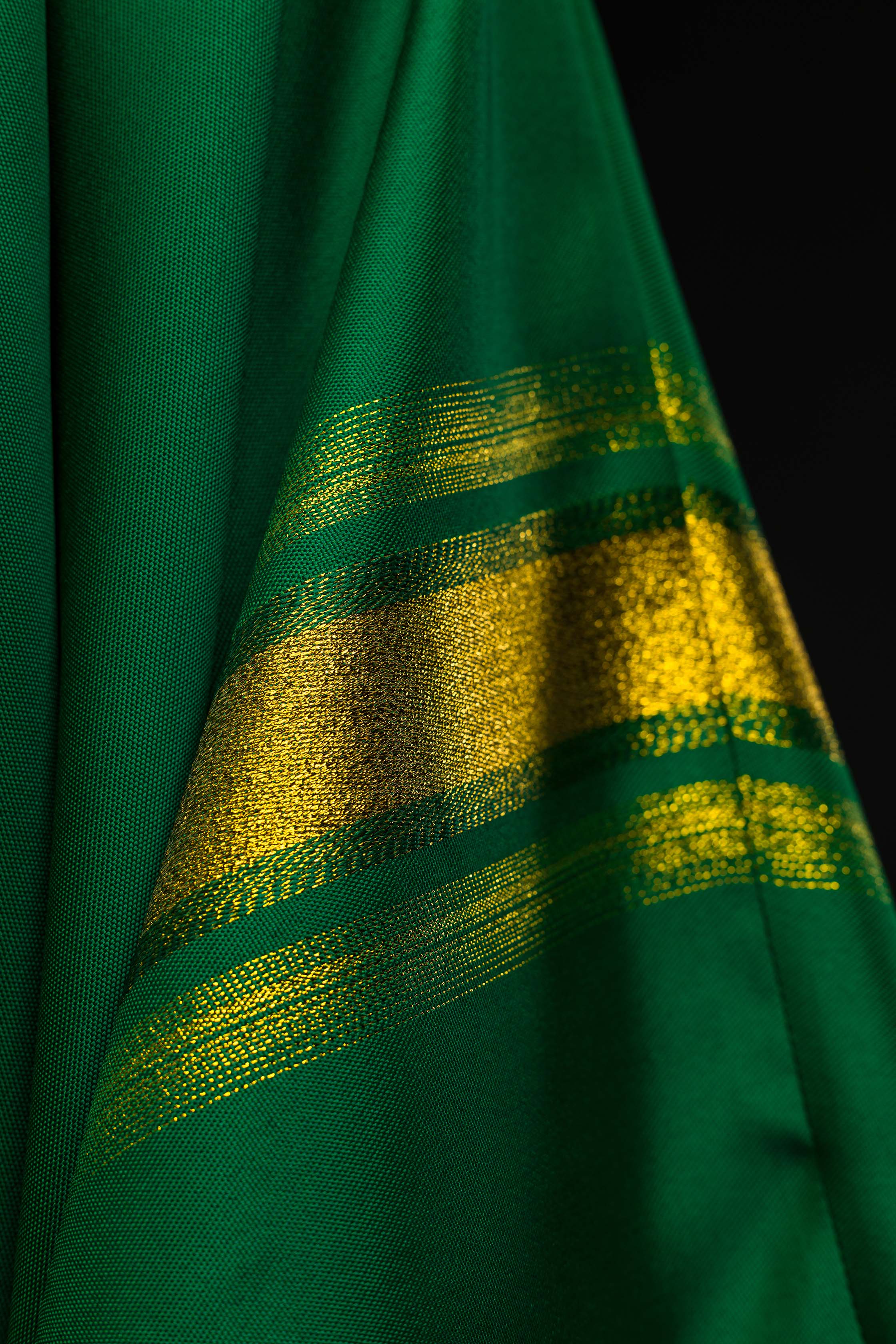 Casula verde bordada com padrão IHS e detalhes dourados