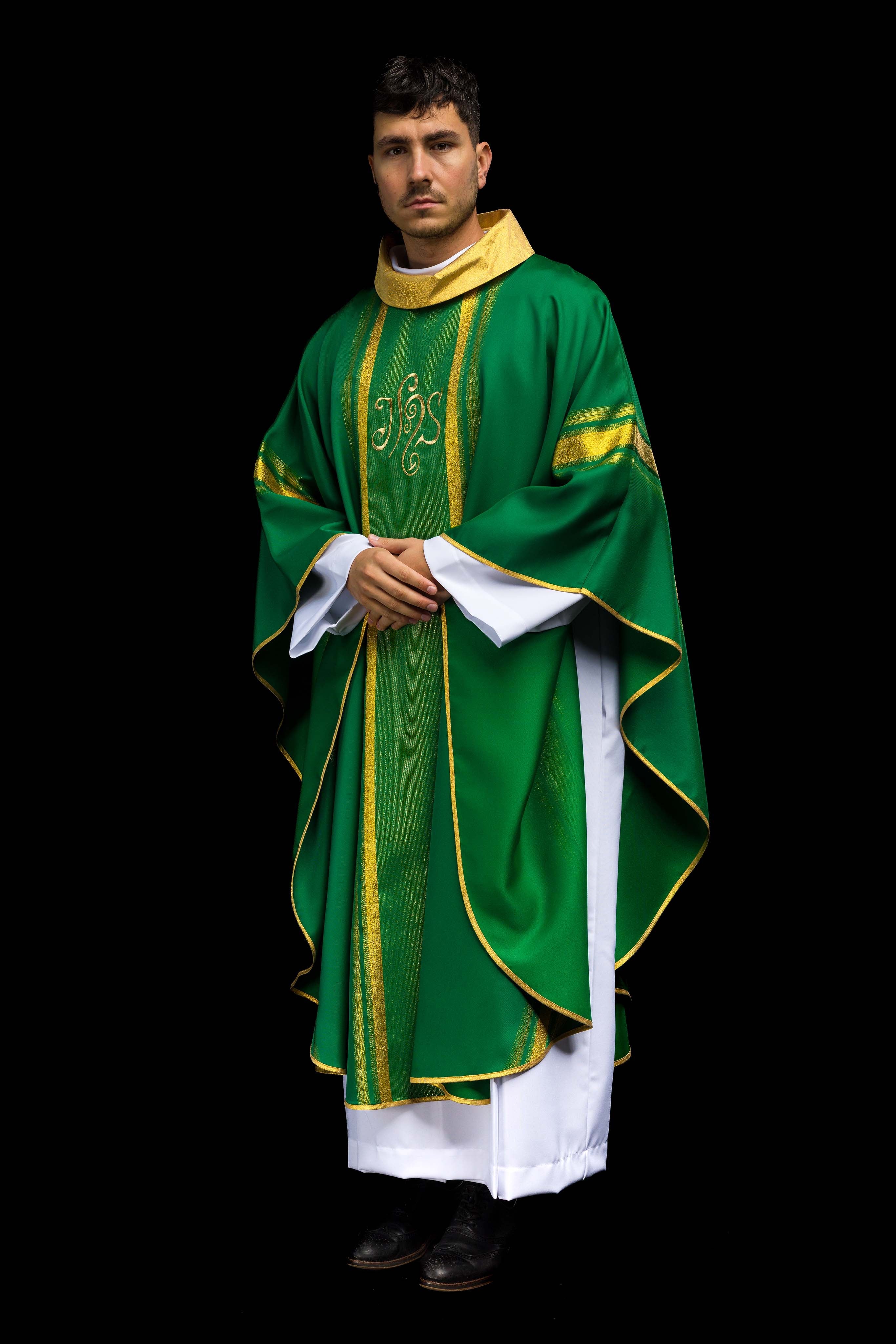 Casula verde bordada com padrão IHS e detalhes dourados