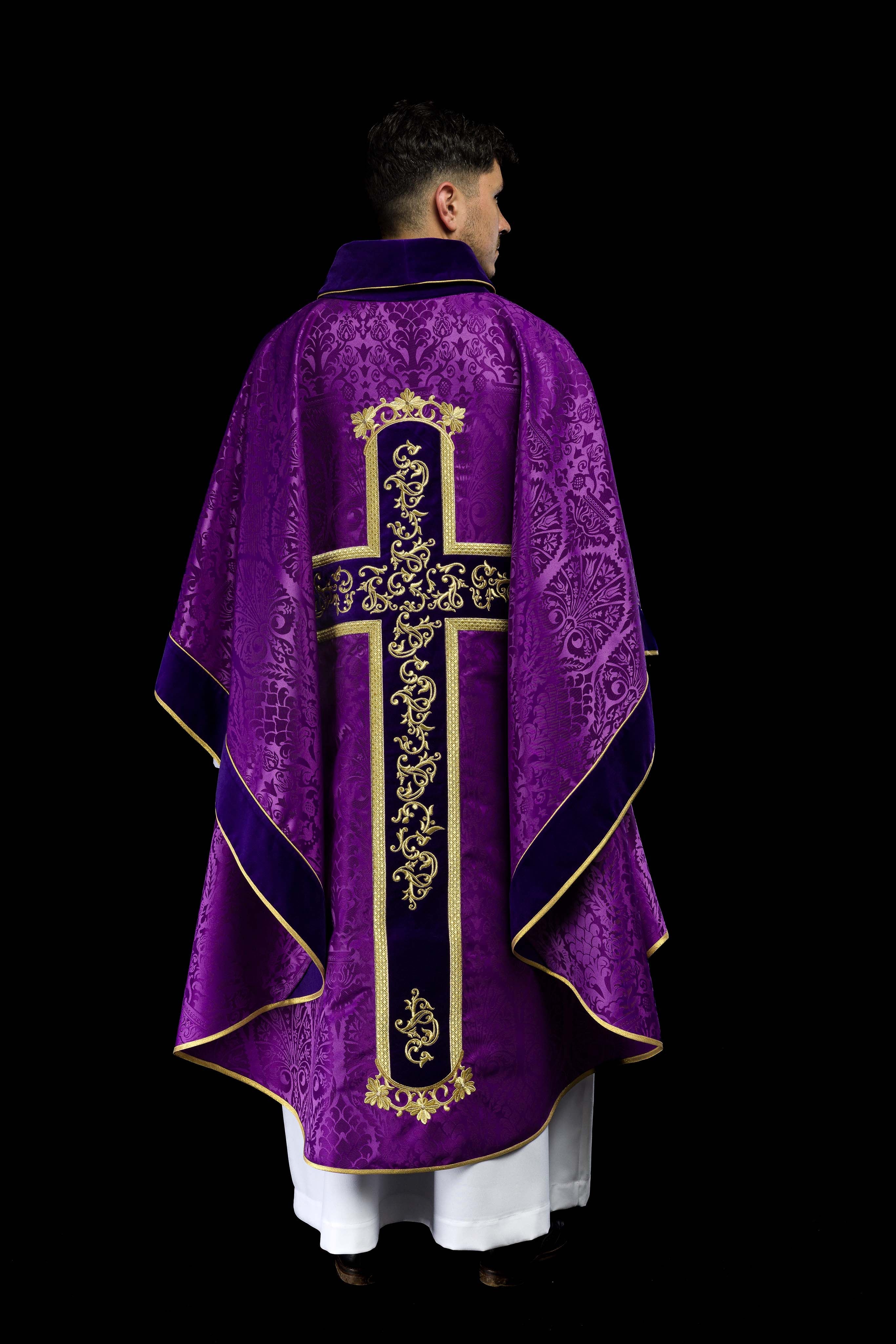 Casula roxa bordada com imagem de Jesus Cristo