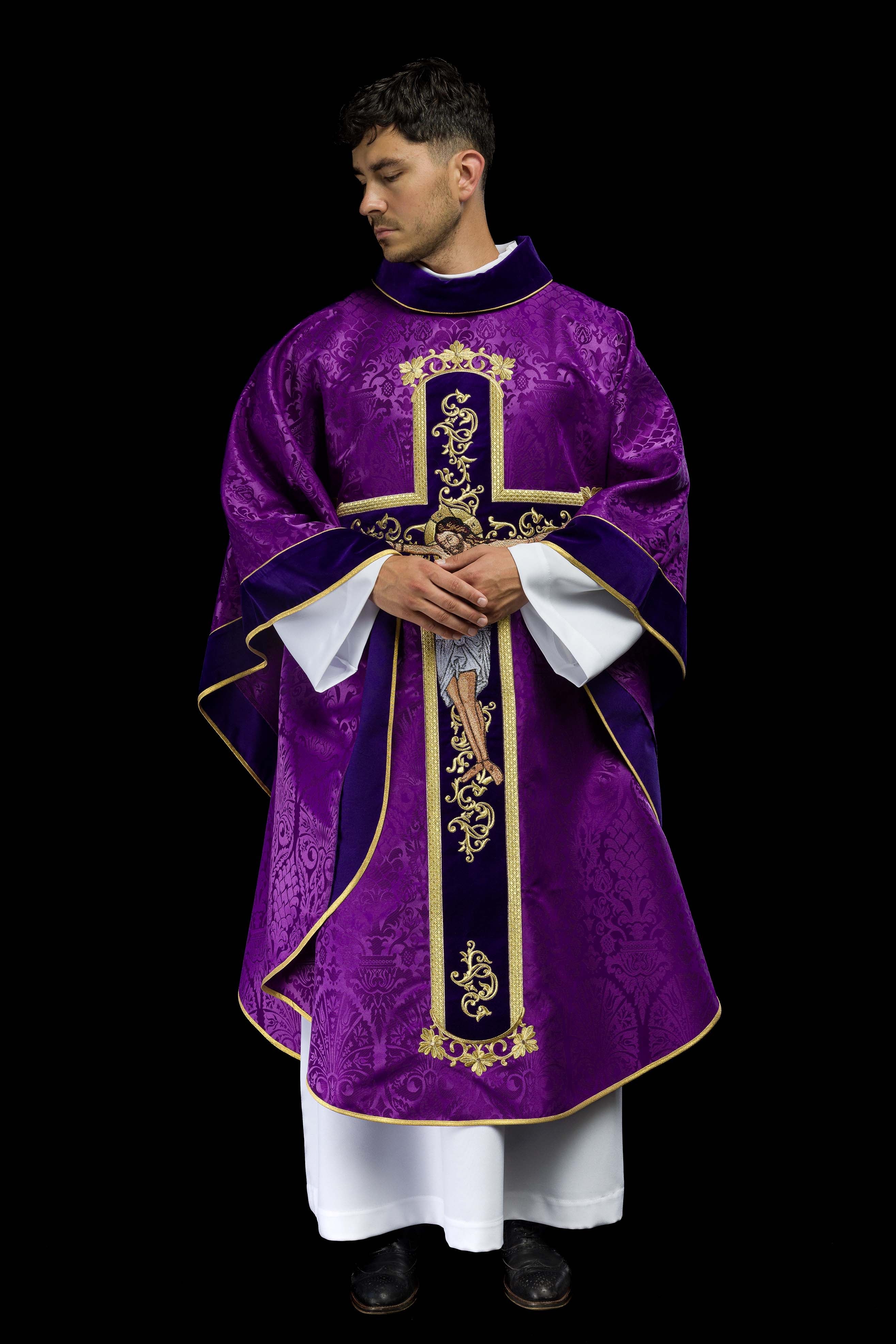 Casula roxa bordada com imagem de Jesus Cristo