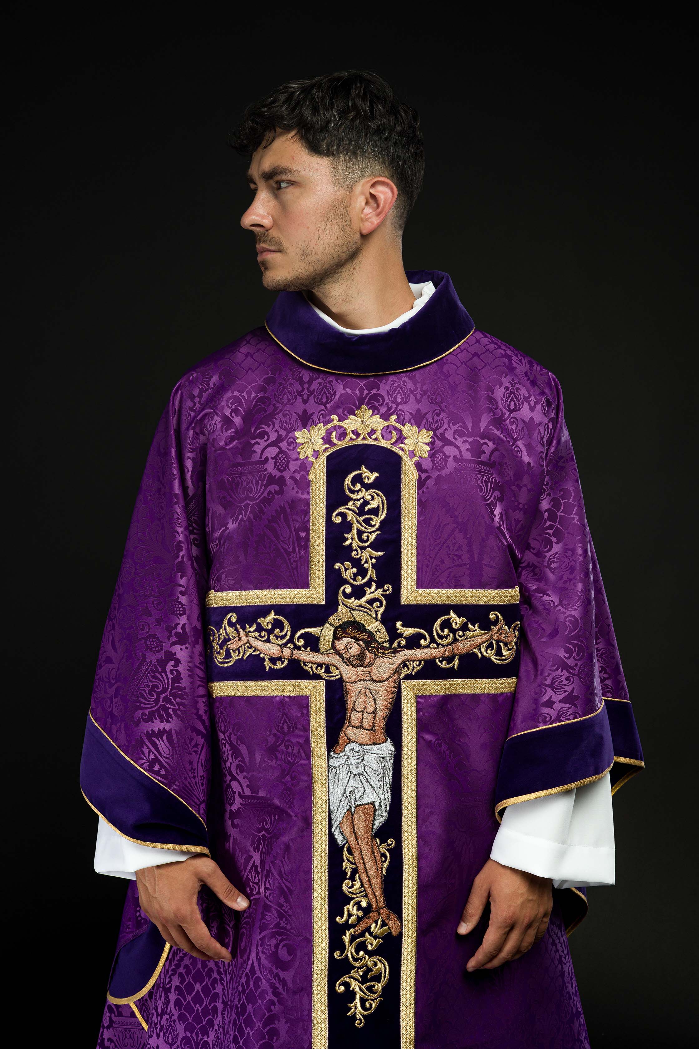 Casula roxa bordada com imagem de Jesus Cristo