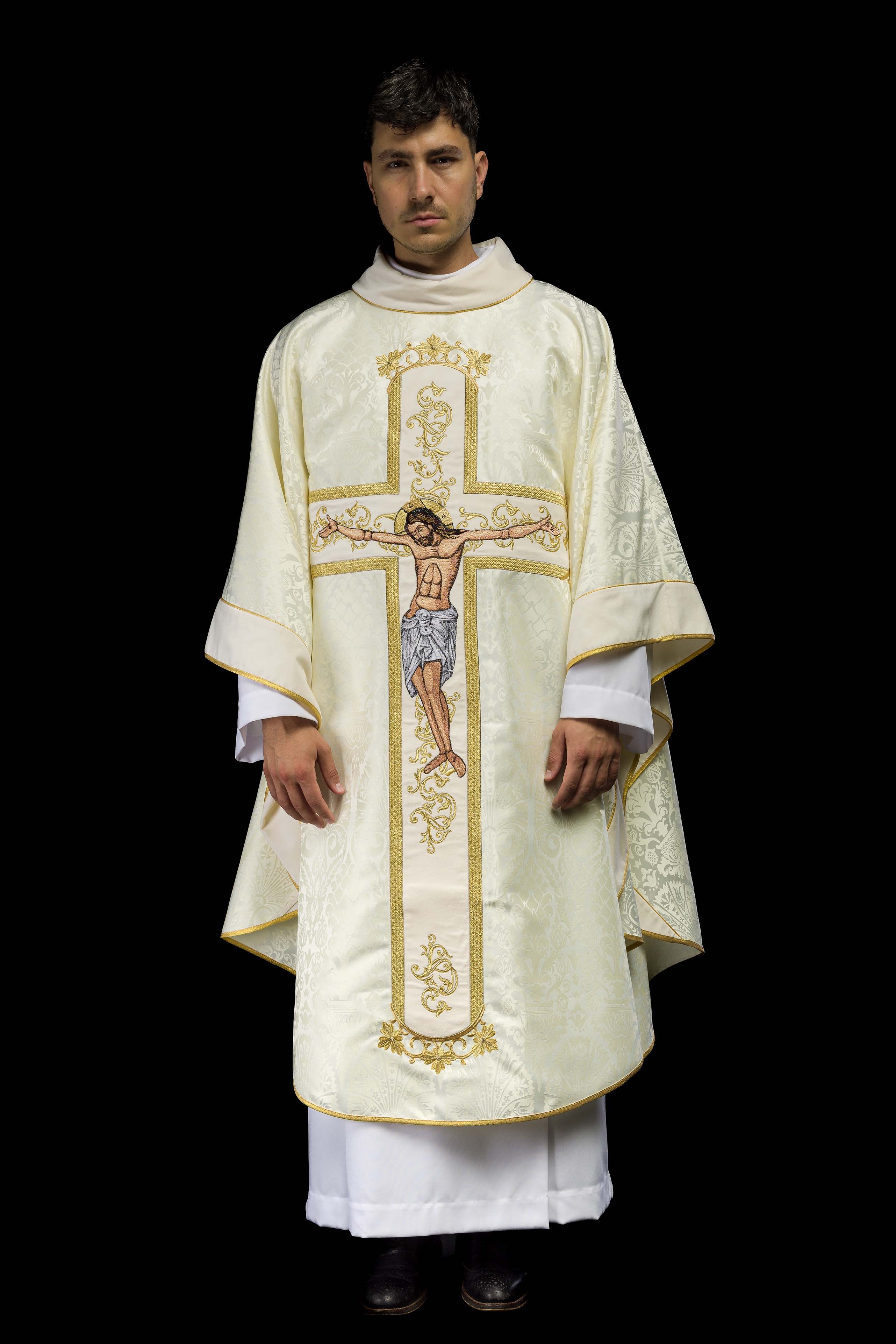 Casula creme com imagem de Jesus Cristo na cruz