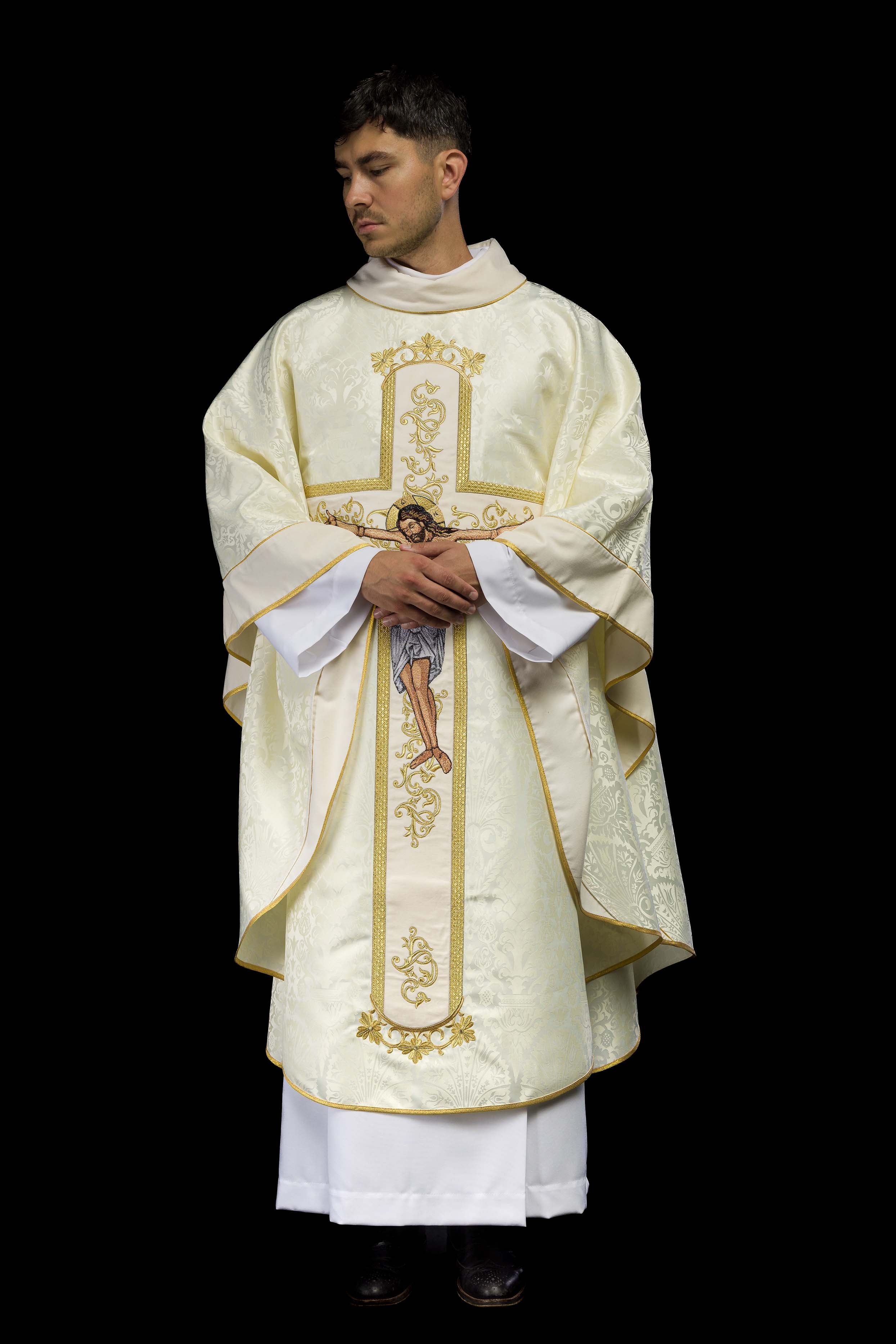 Casula creme com imagem de Jesus Cristo na cruz