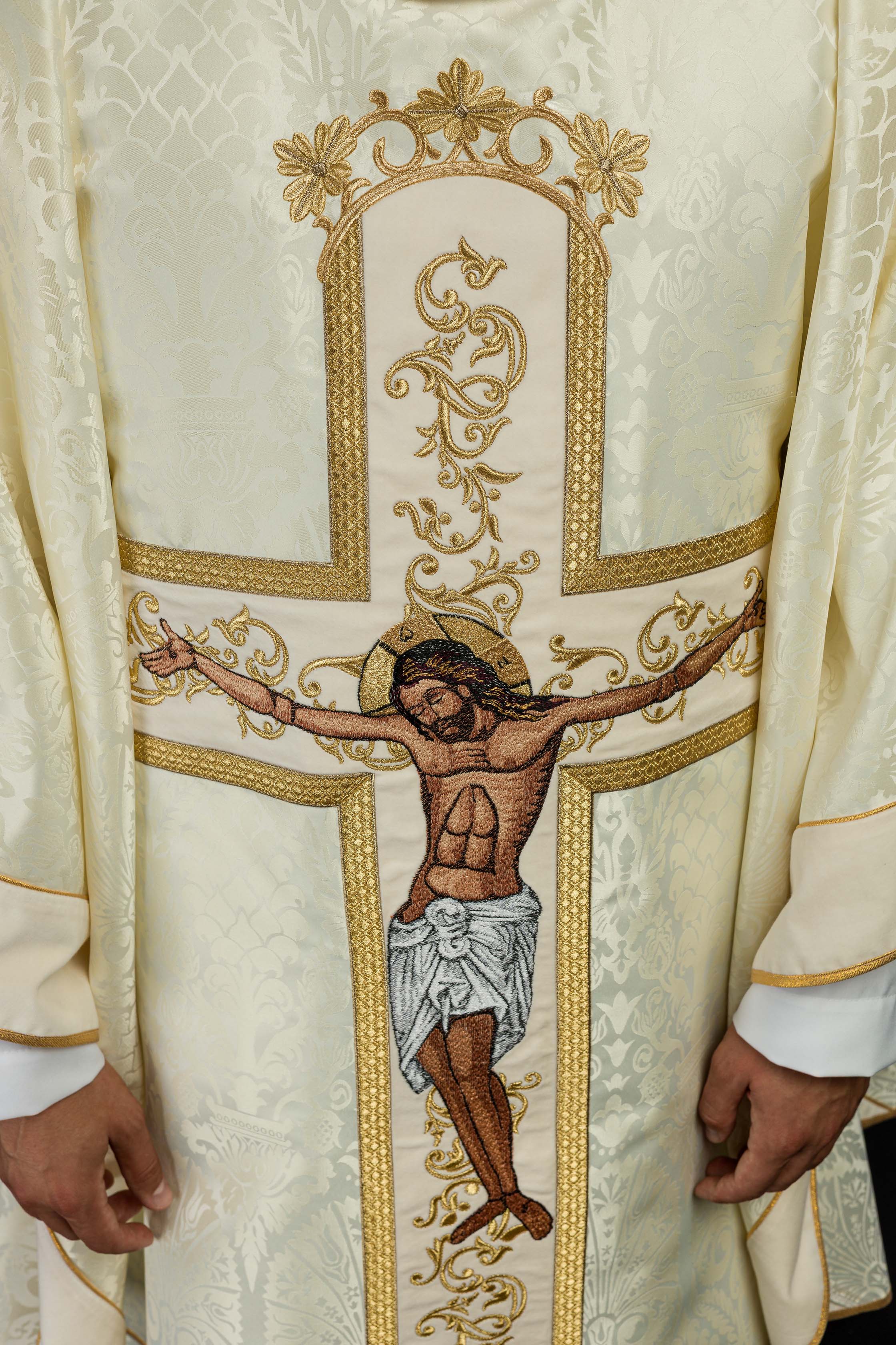 Casula creme com imagem de Jesus Cristo na cruz