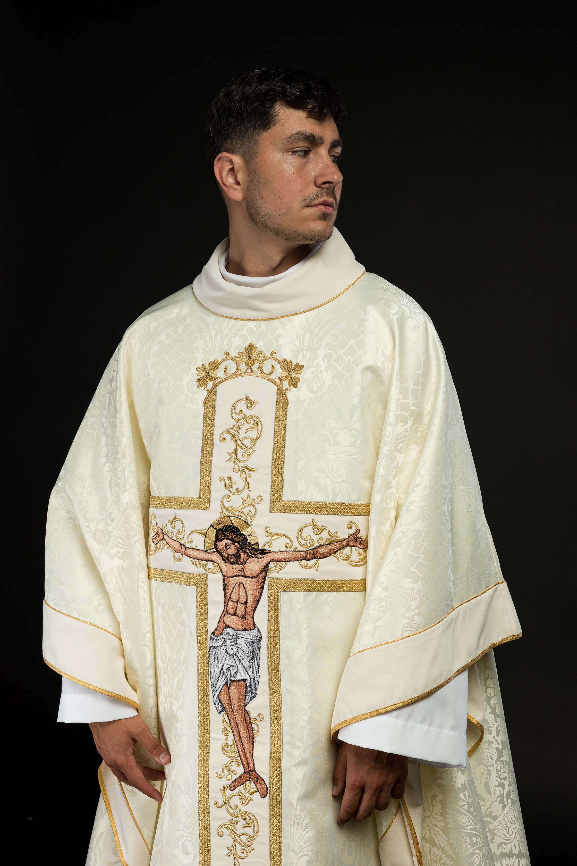 Casula creme com imagem de Jesus Cristo na cruz