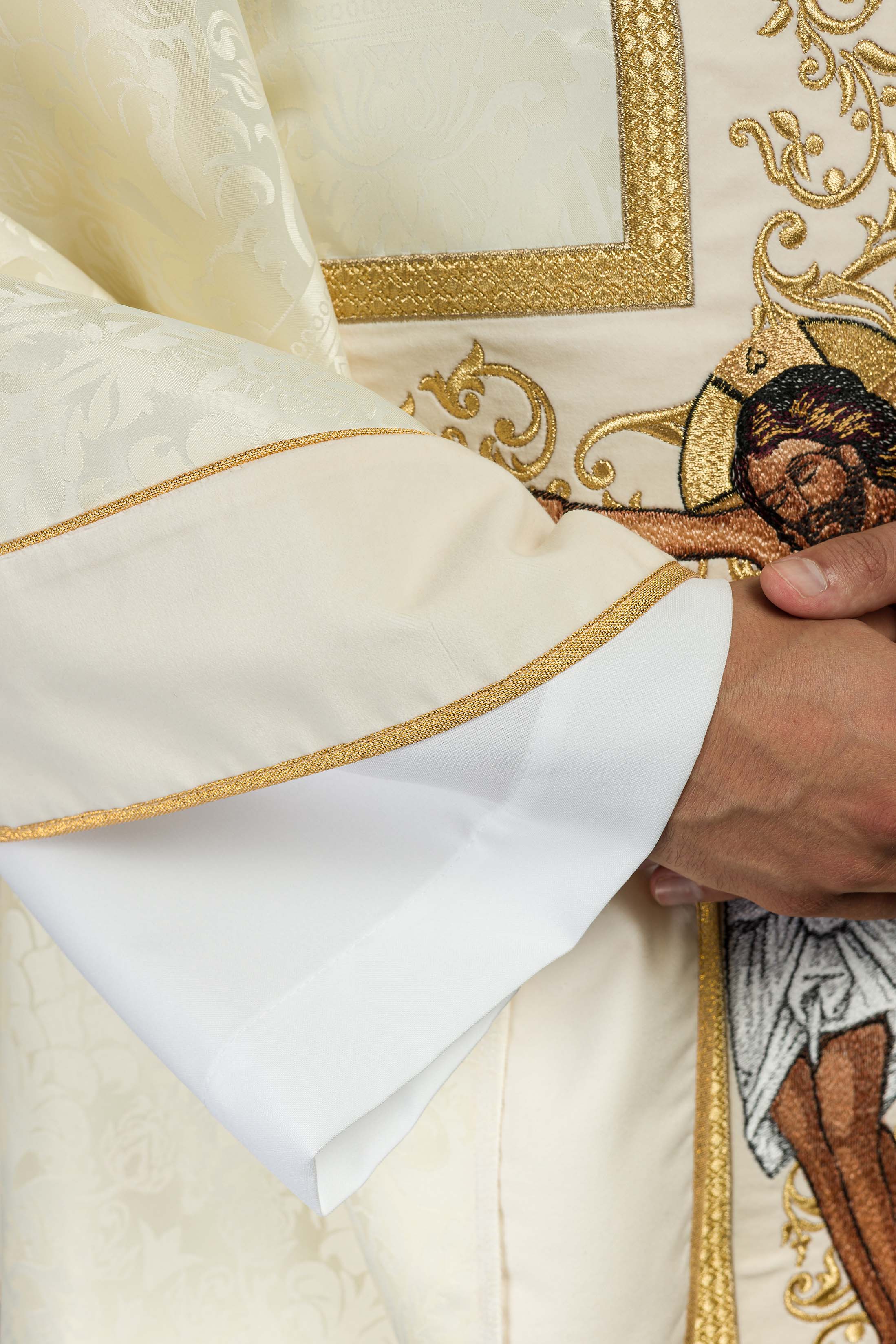 Casula creme com imagem de Jesus Cristo na cruz