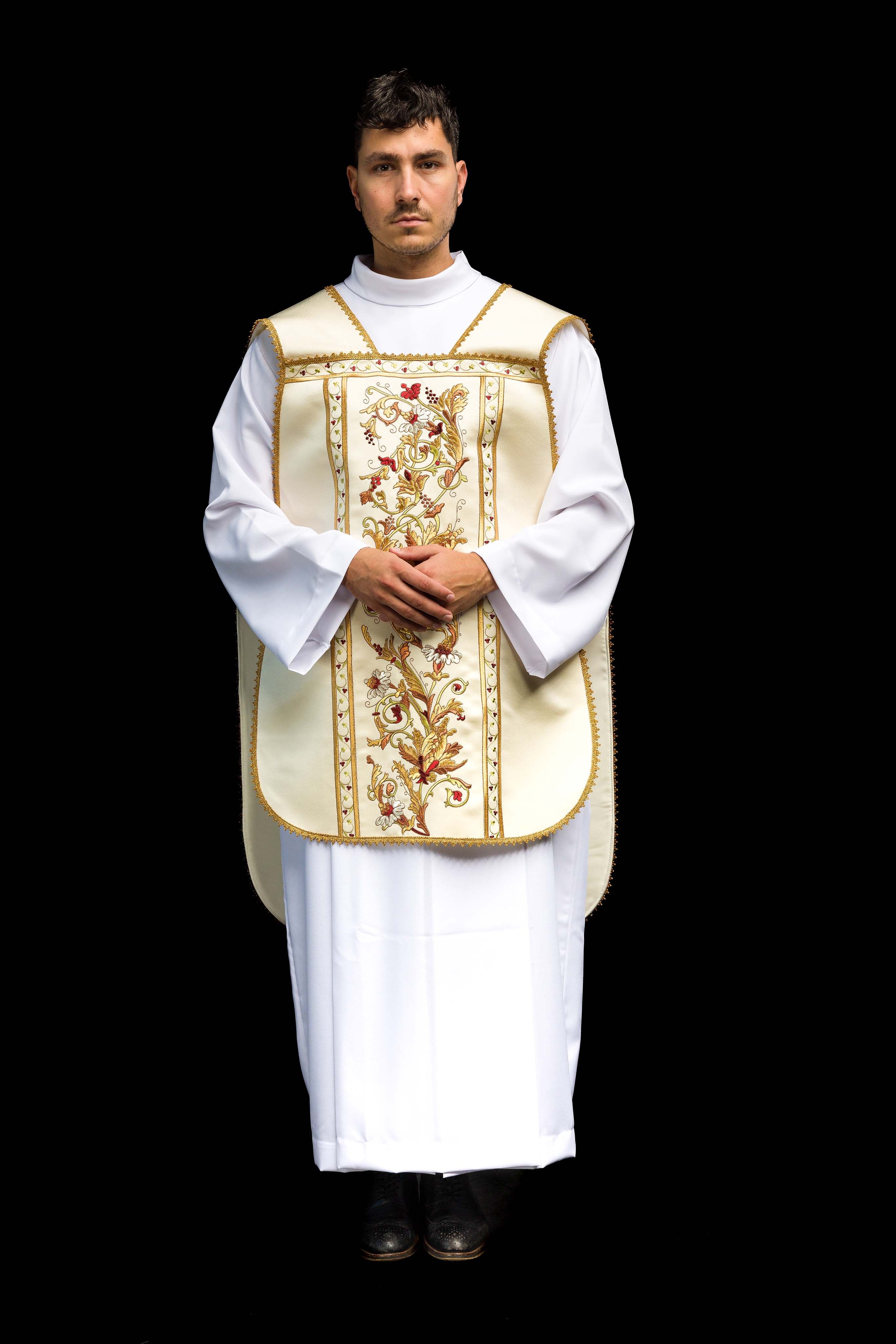 Casula romana bordada com o Sagrado Coração de Jesus Cristo