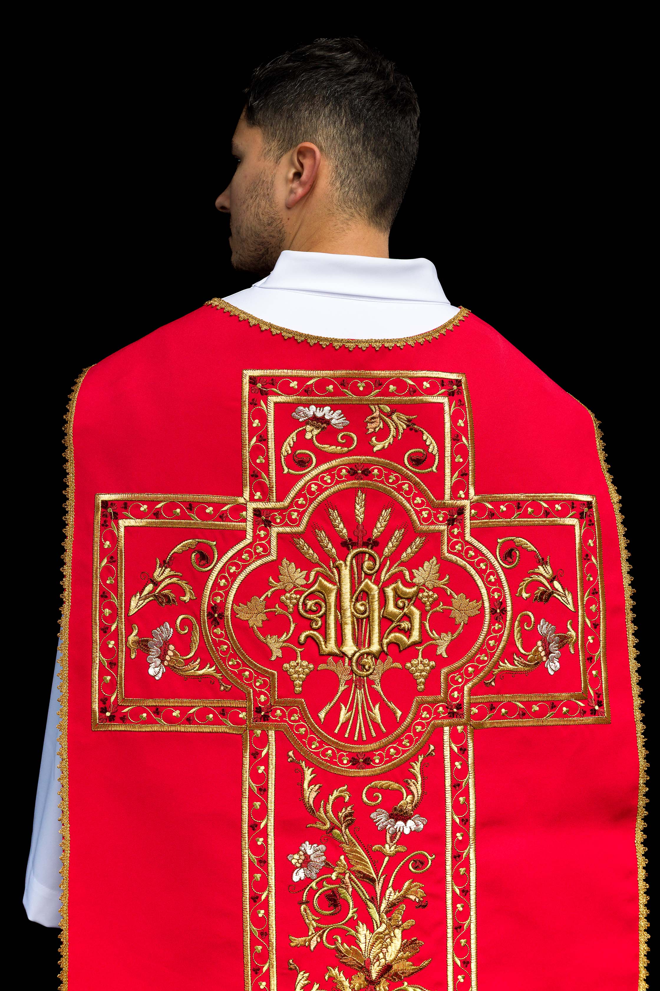 Casula romana vermelha bordada com motivo IHS - chasubles.com.br
