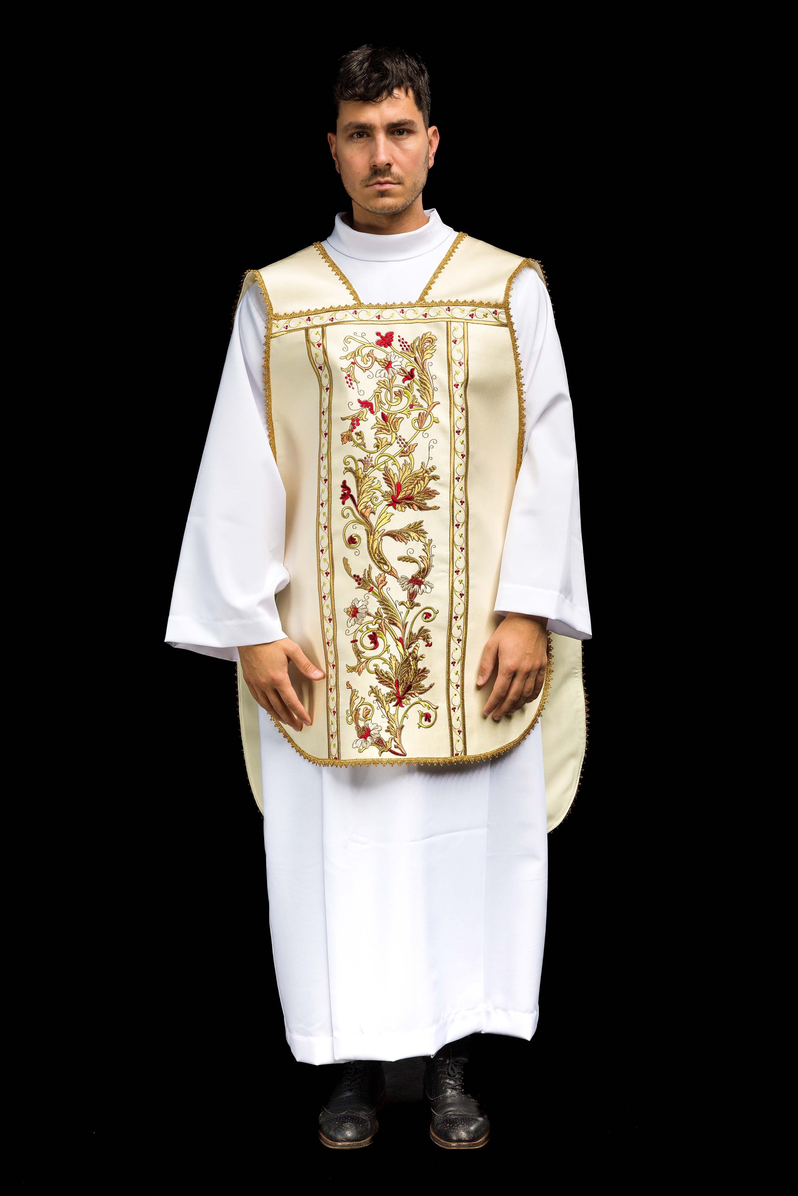 Casula romana bordada com motivo IHS - chasubles.com.br