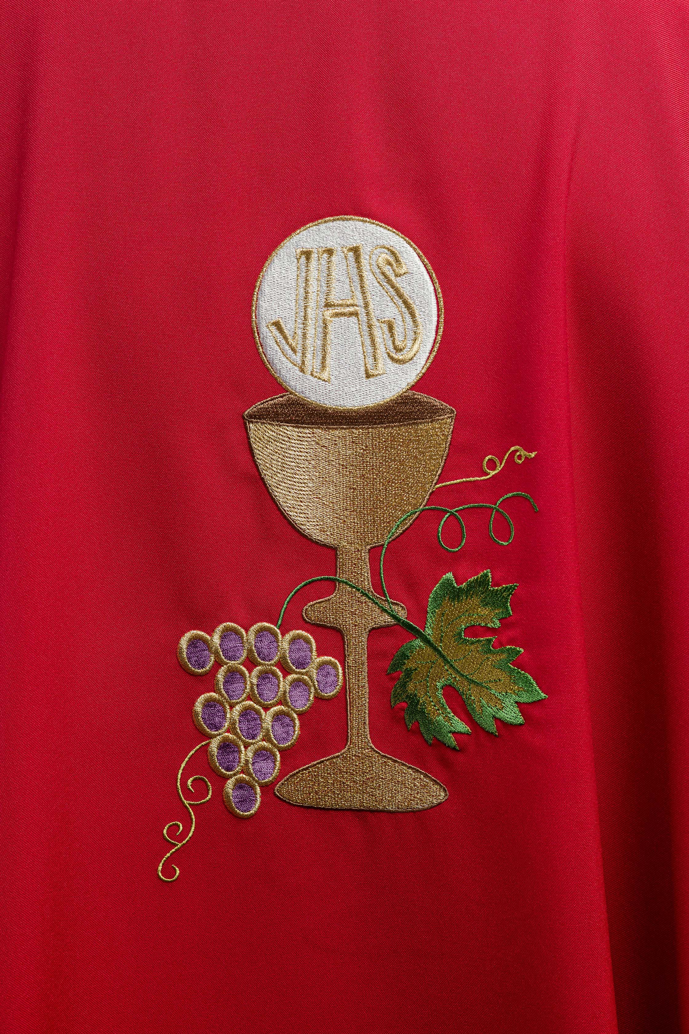 Casula vermelha com bordado de cálice, cruz e uvas