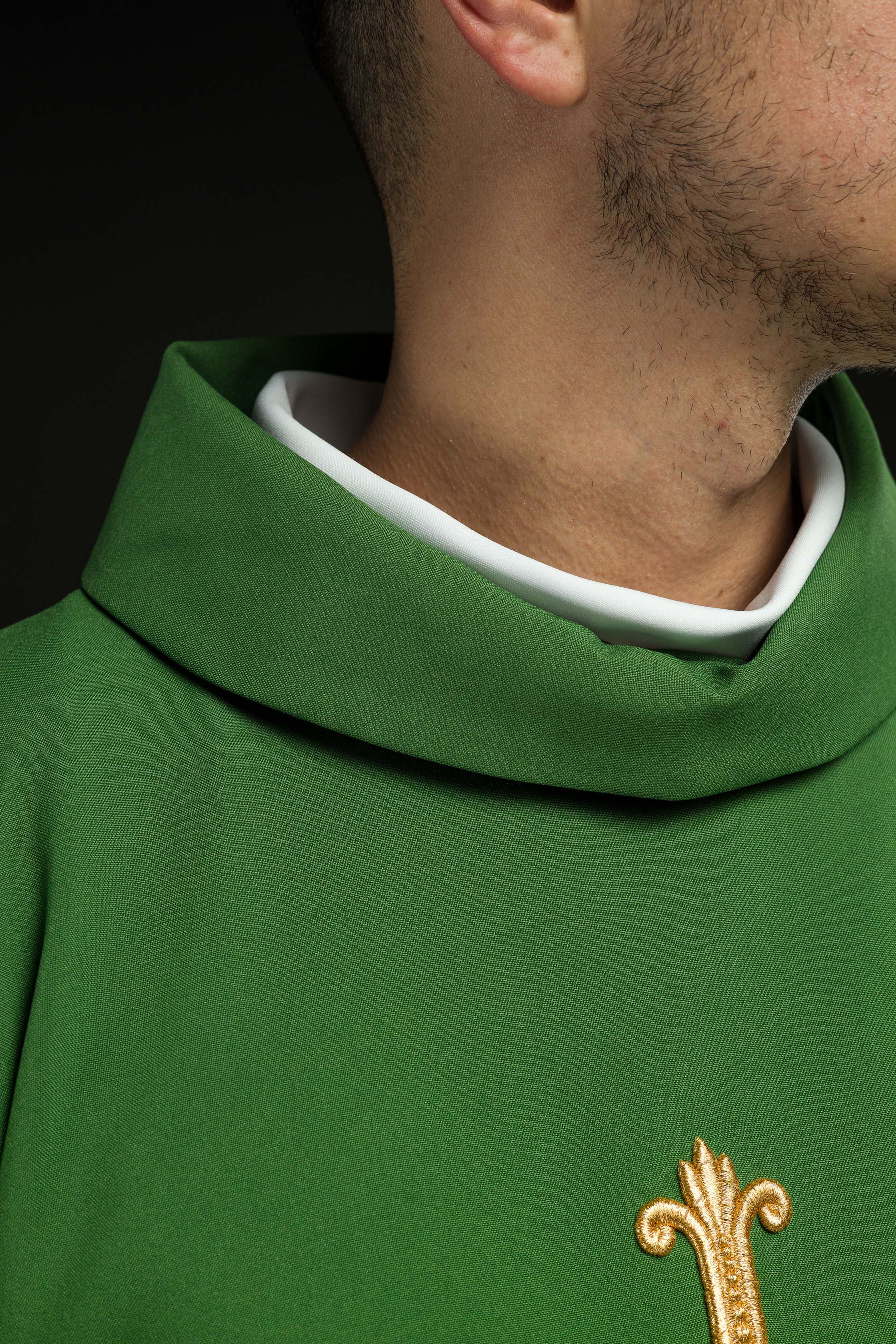 Casula verde com bordado em relevo IHS