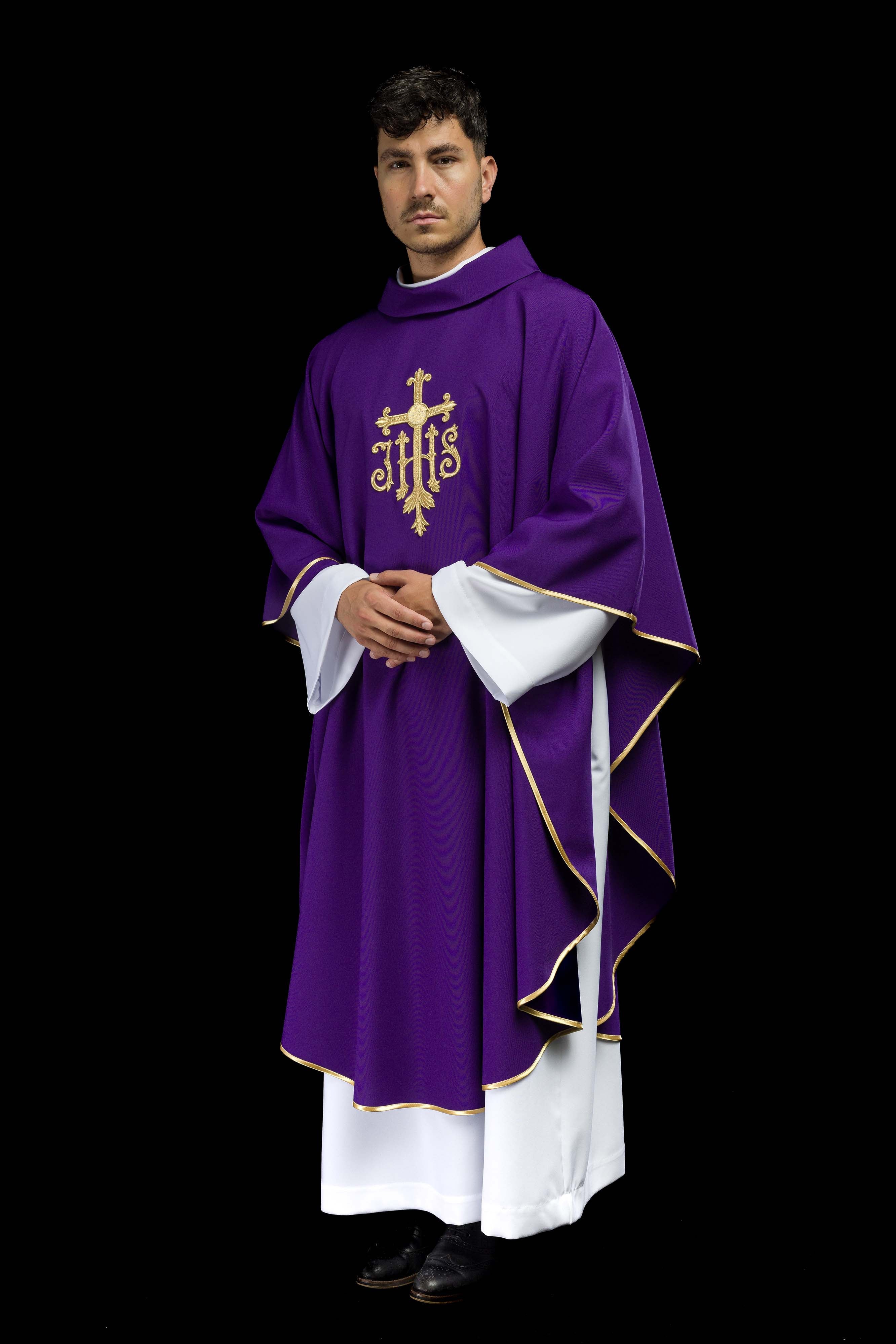 Casula roxa bordada com cruz e IHS - chasubles.com.br