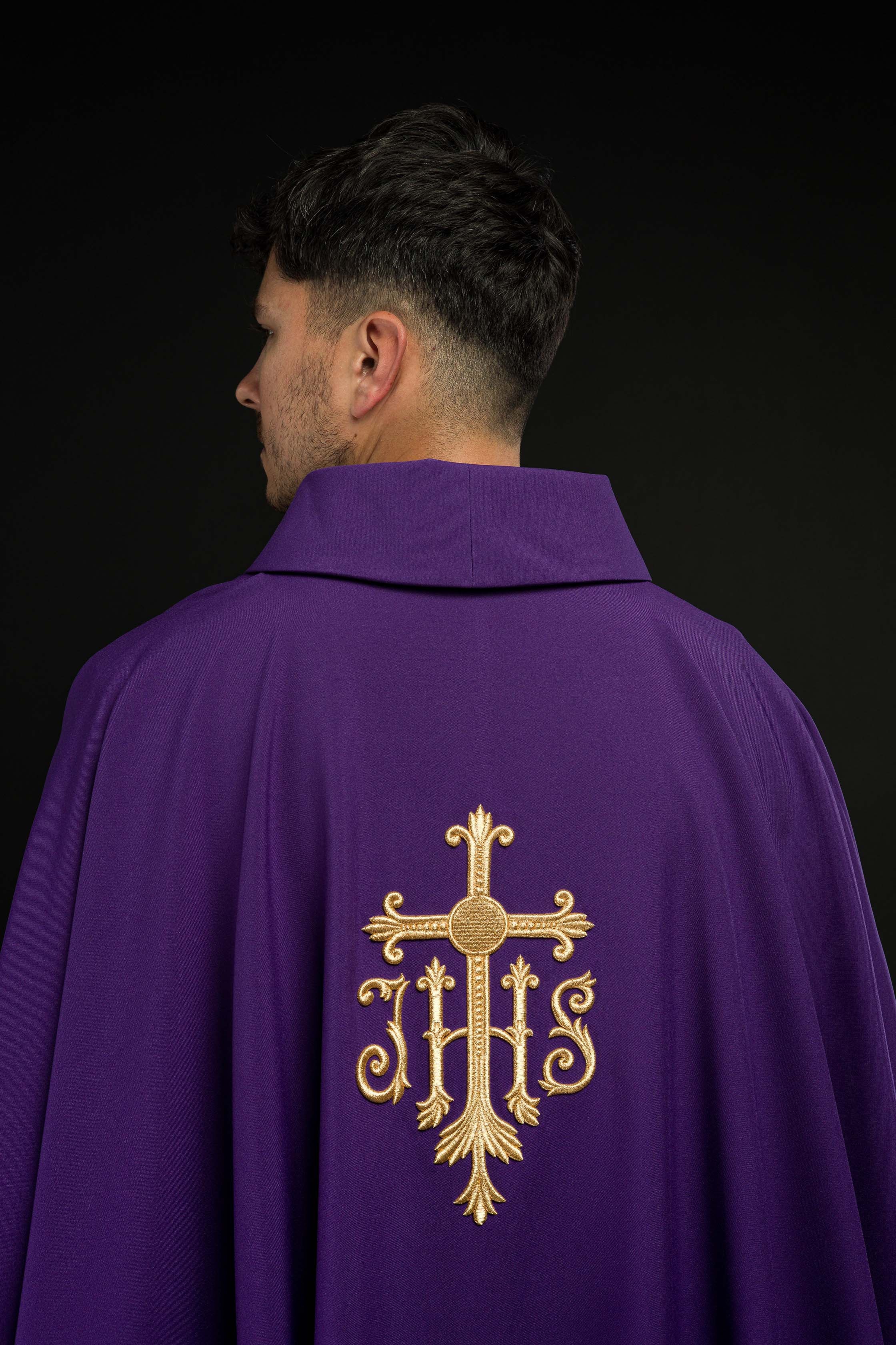 Casula roxa bordada com cruz e IHS - chasubles.com.br