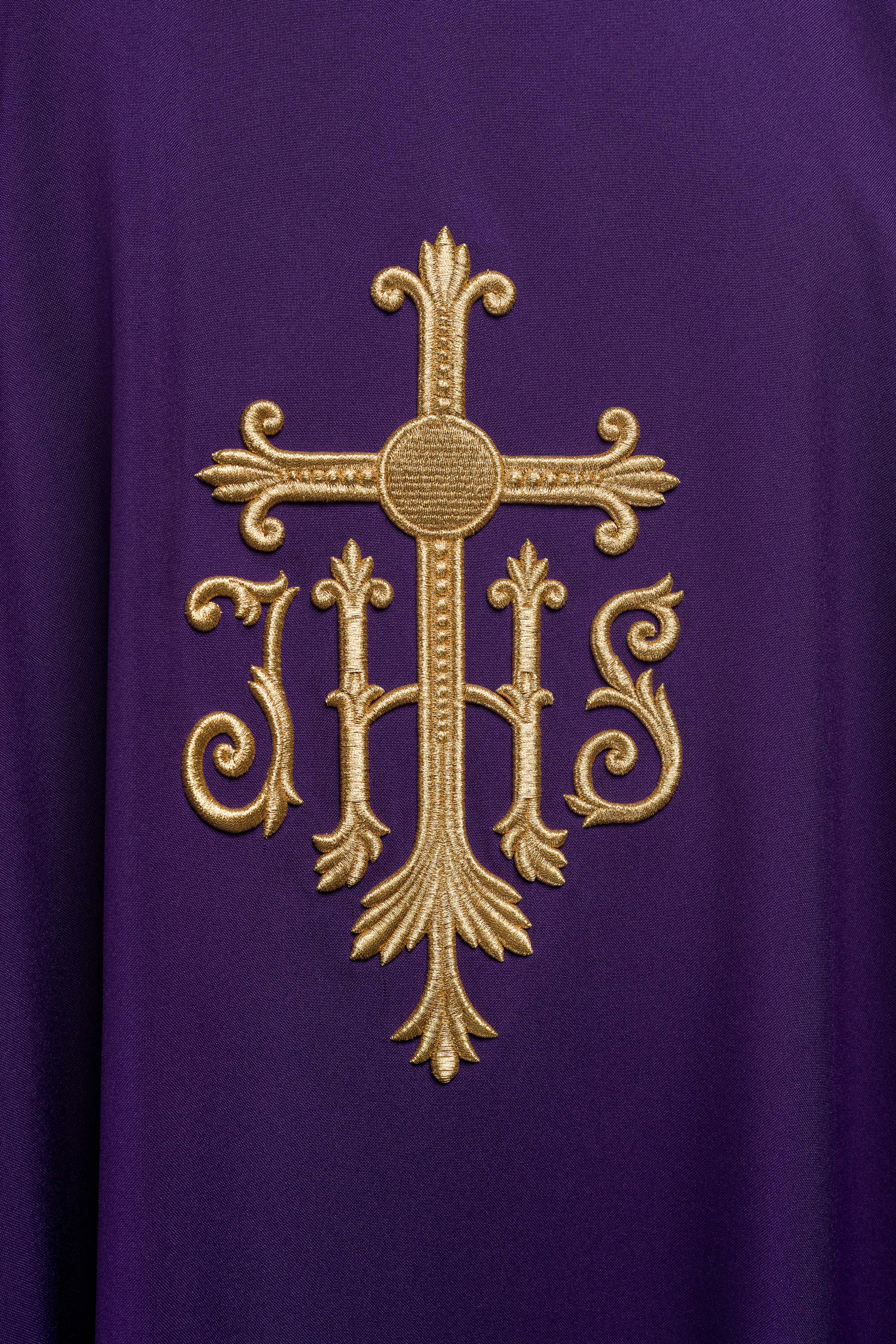 Casula roxa bordada com cruz e IHS - chasubles.com.br