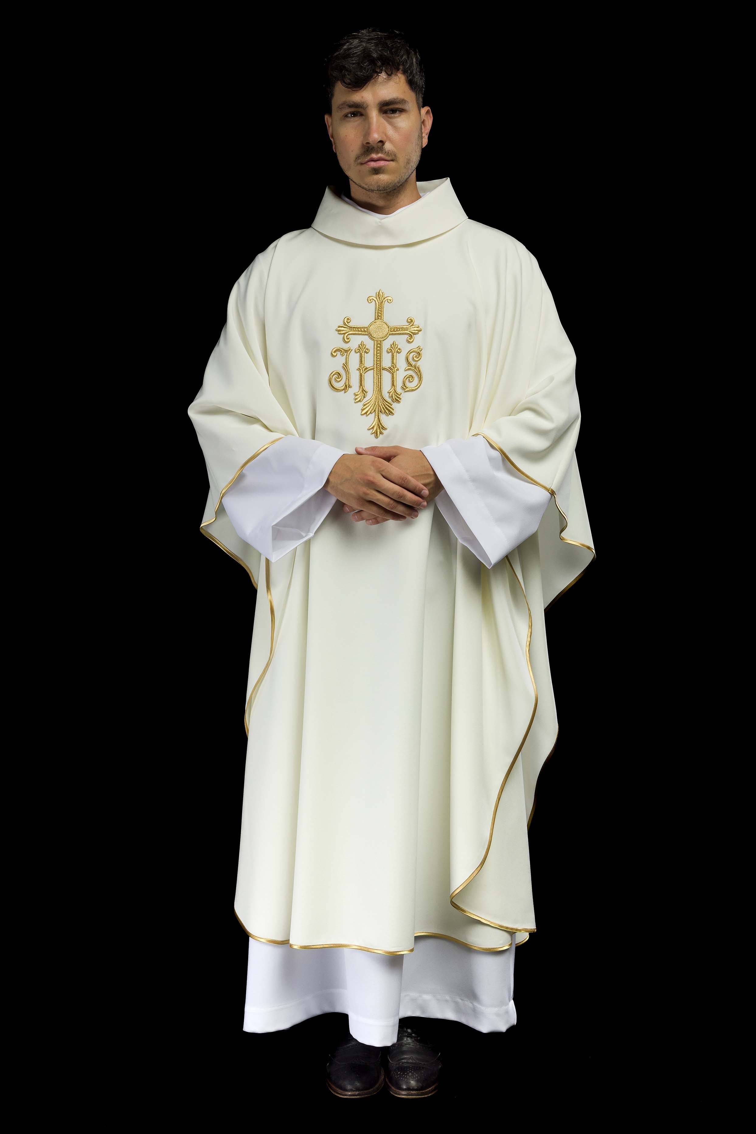 Casula creme com bordado IHS - chasubles.com.br