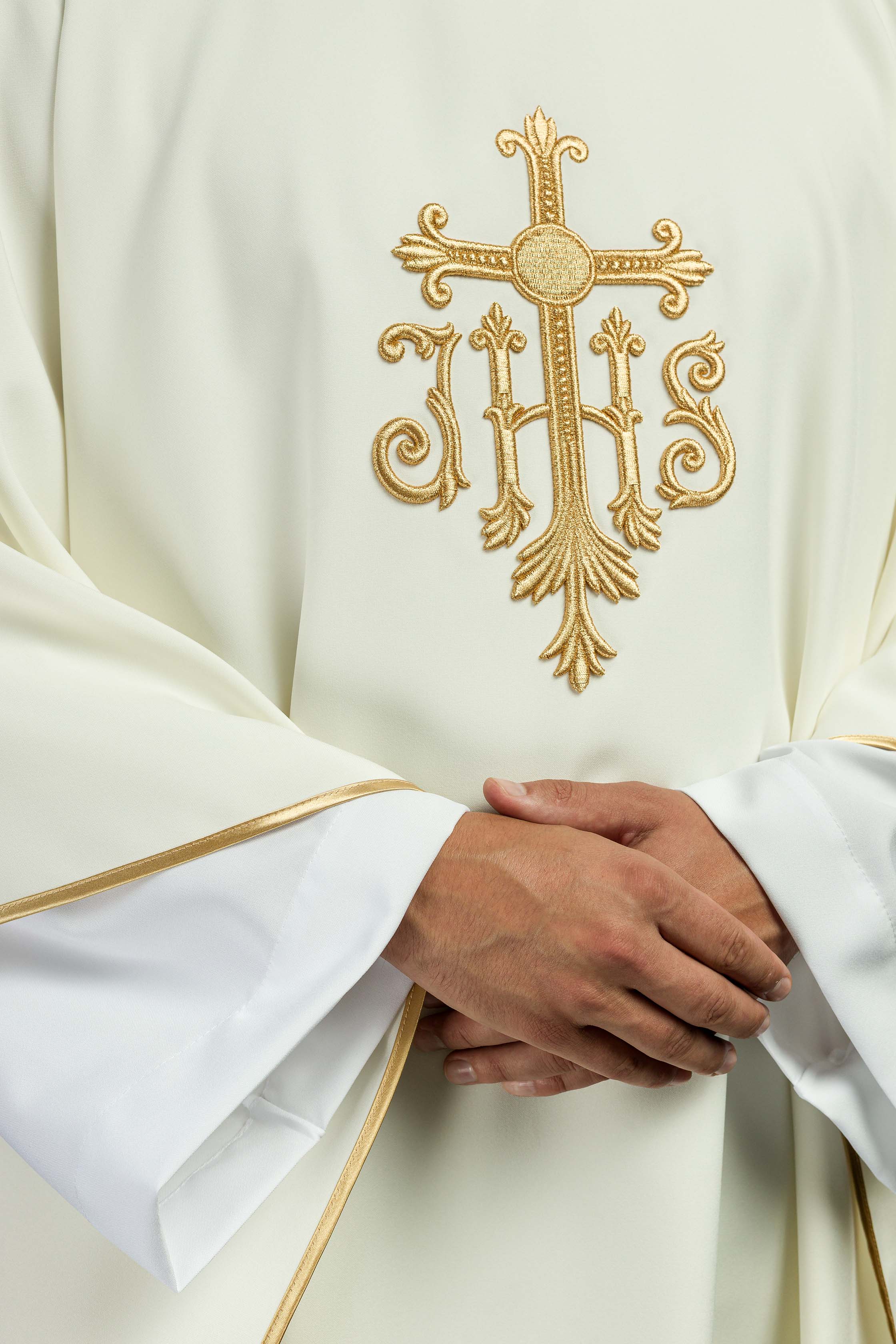 Casula creme com bordado IHS - chasubles.com.br