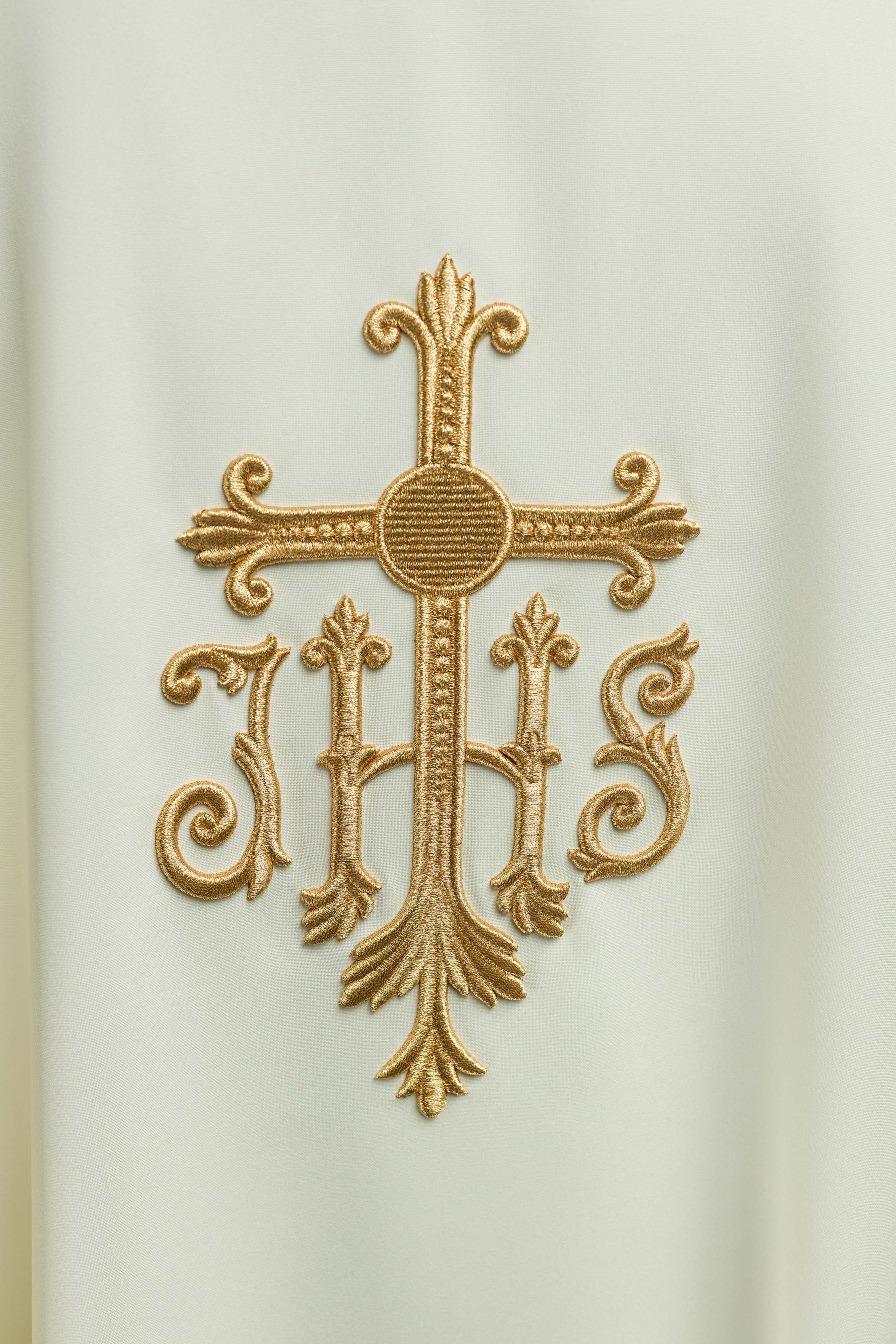 Casula creme com bordado IHS - chasubles.com.br