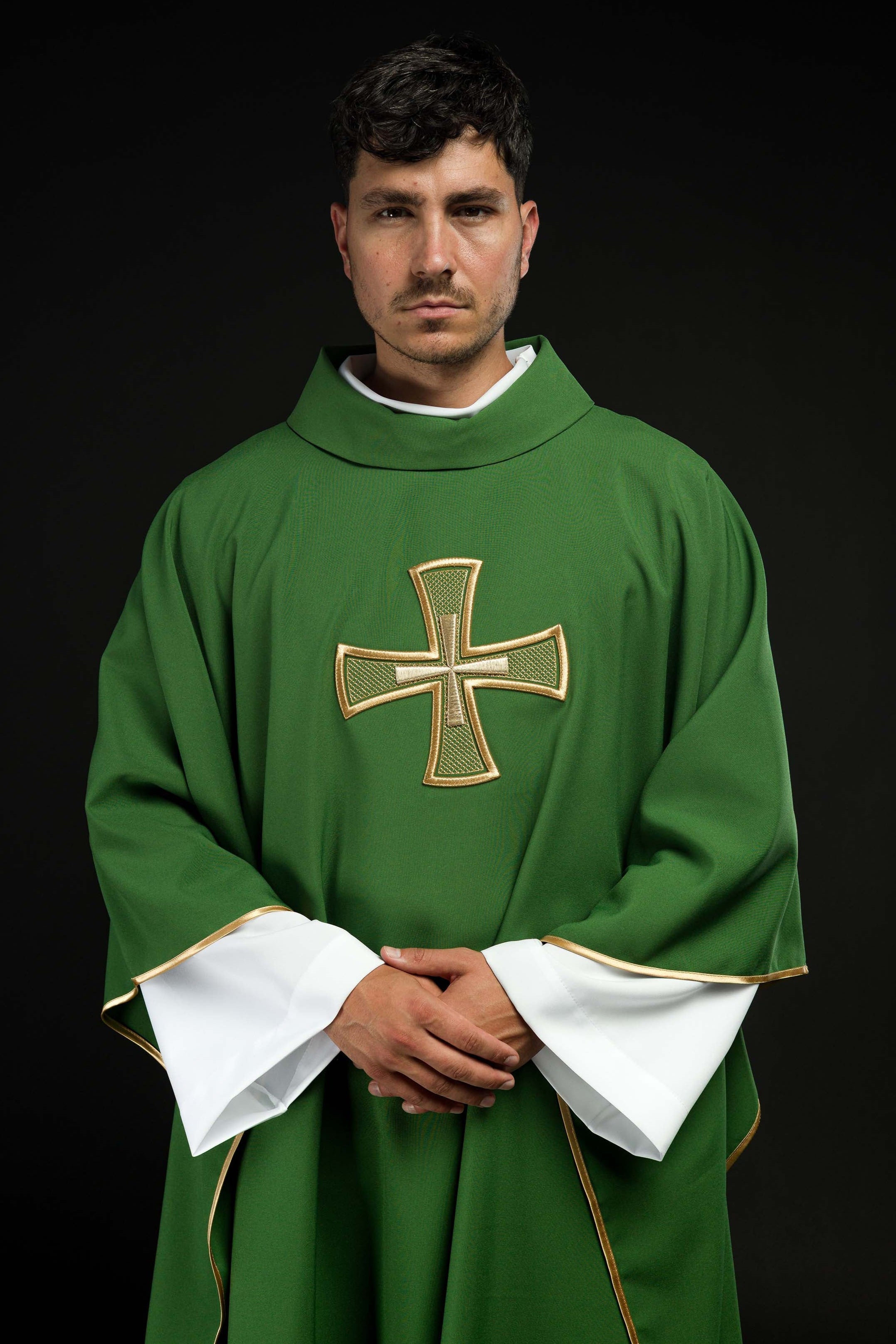 Casula bordada verde com motivo de cruz