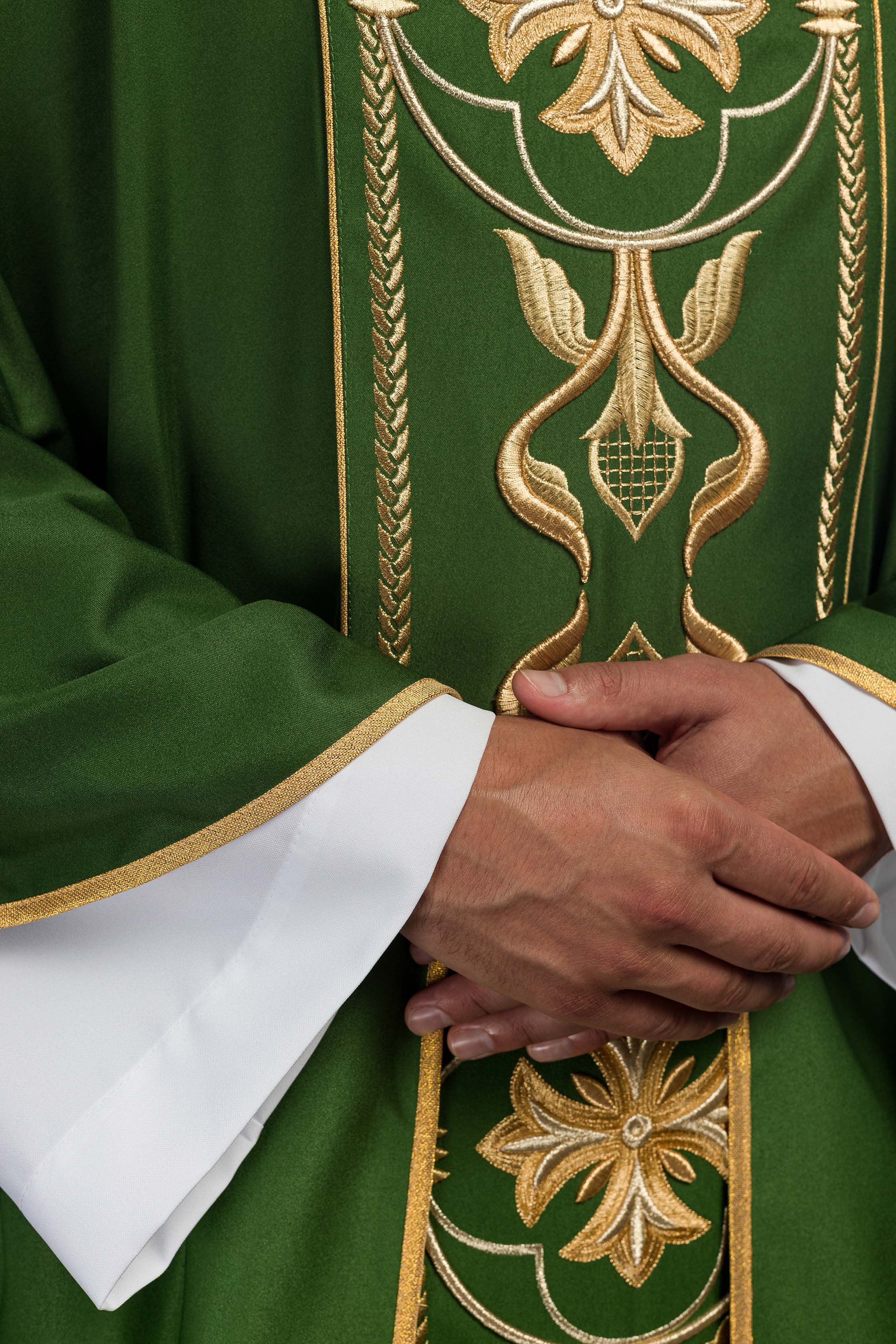 Casula verde bordada com faixa - chasubles.com.br