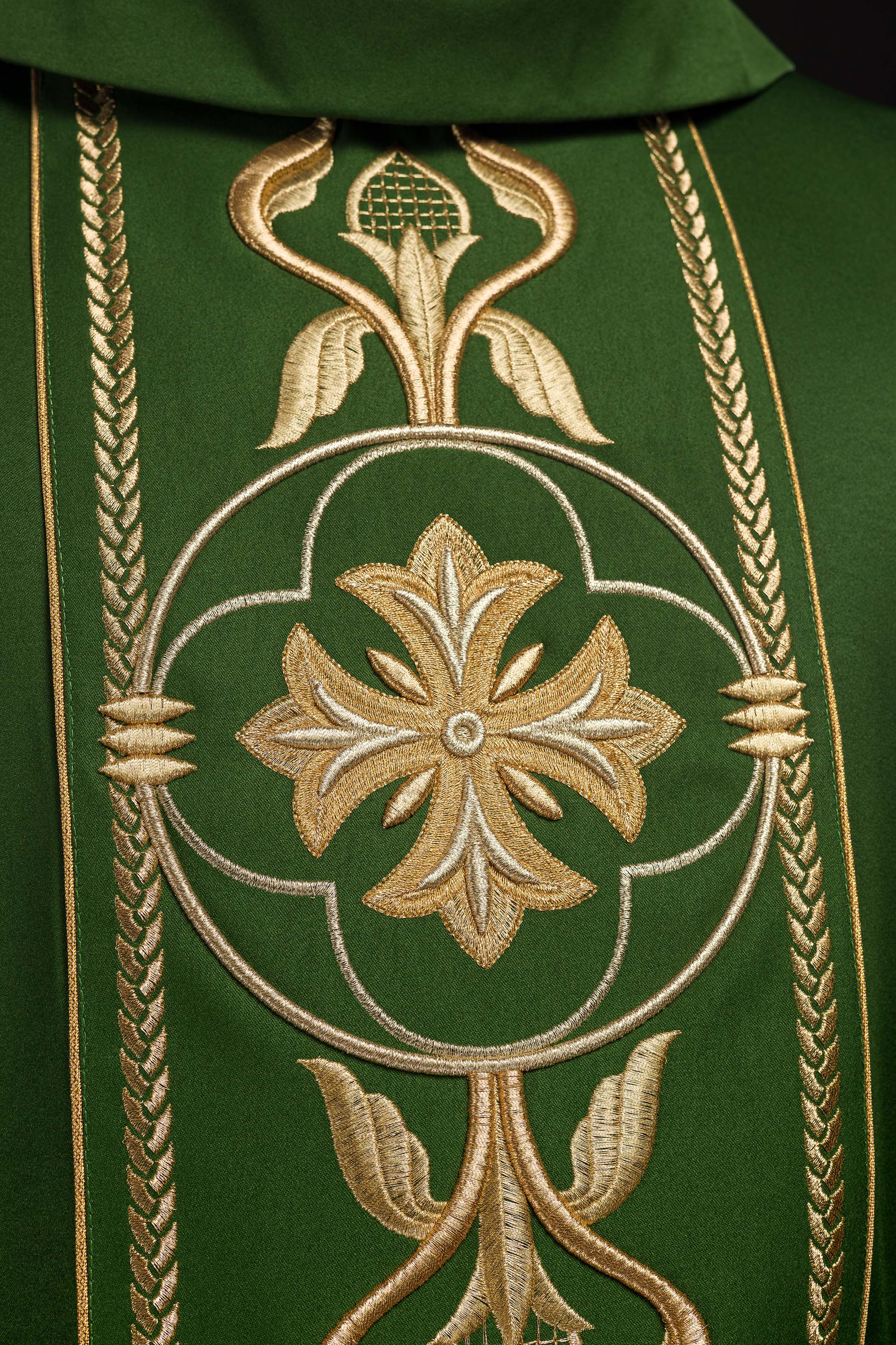 Casula verde bordada com faixa - chasubles.com.br