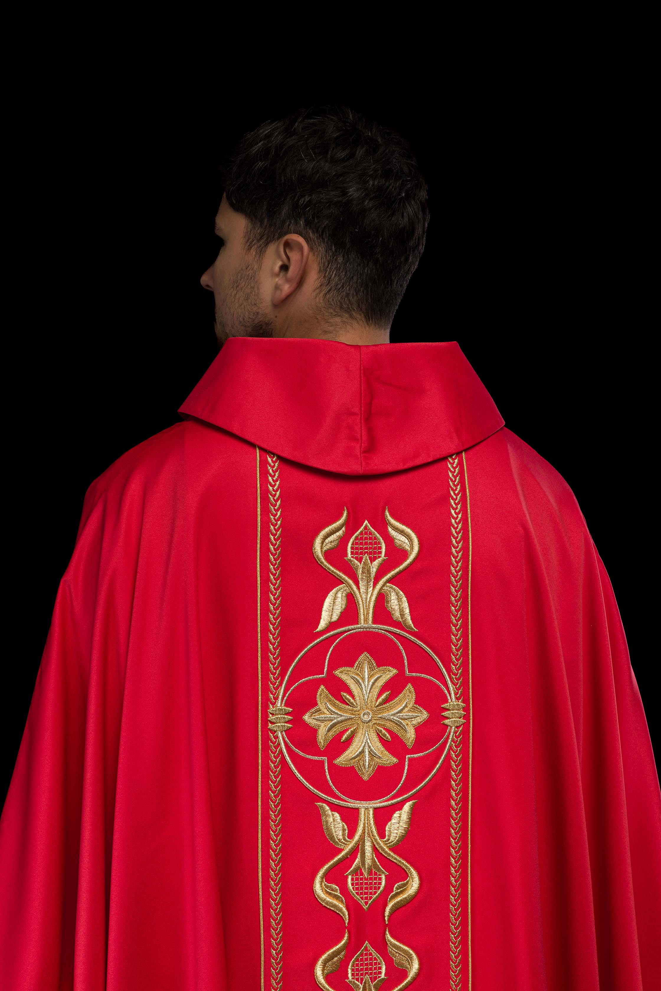 Casula vermelha bordada com faixa decorativa